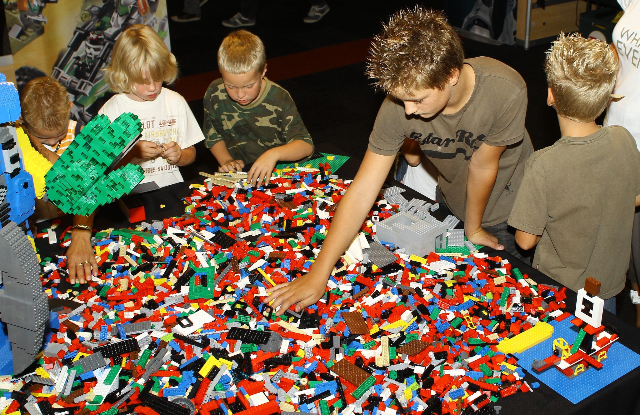 HARDENBERG  Liefhebbers van Lego moesten afgelopen weekeinde wel in Hardenberg zijn. Om te bouwen, te kopen of informatie uit te wisselen met gelijkgestemden. In de Evenementenhal hield de Nederlandse LEGOclub De Bouwsteen een tweedaags Legofestijn waar bouwers, verzamelaars, liefhebbers en andere nieuwsgierige mensen op af kwamen. Vaders, die vroeger zelf met treintjes speelden, kwamen nu hand in hand met hun zoontje naar Hardenberg. De Evenementenhal lag bezaaid met de kleine kleurrijke steentjes, oorspronkelijk afkomstig uit Denemarken, maar wereldwijd een fenomeen geworden. Het festijn trok vele honderden berlangstellenden. foto FFU Press Agency IPTCBron  FFU Press agency  100814 Hardenberg ned Legobeurs in de evenmentenhal voor jong en oud. FFU Press Agency2010Wilco van Driessen;Hardenberg ;Netherlands;NLD ‘Kinderen zijn creatief, nieuwsgierig, niet bang om te proberen of te falen, en dat is inspirerend. Alles wat we doen, doen we samen met kinderen’. Foto Legofestijn Hardenberg: FFU Press Agency/Wilco van Driessen.
