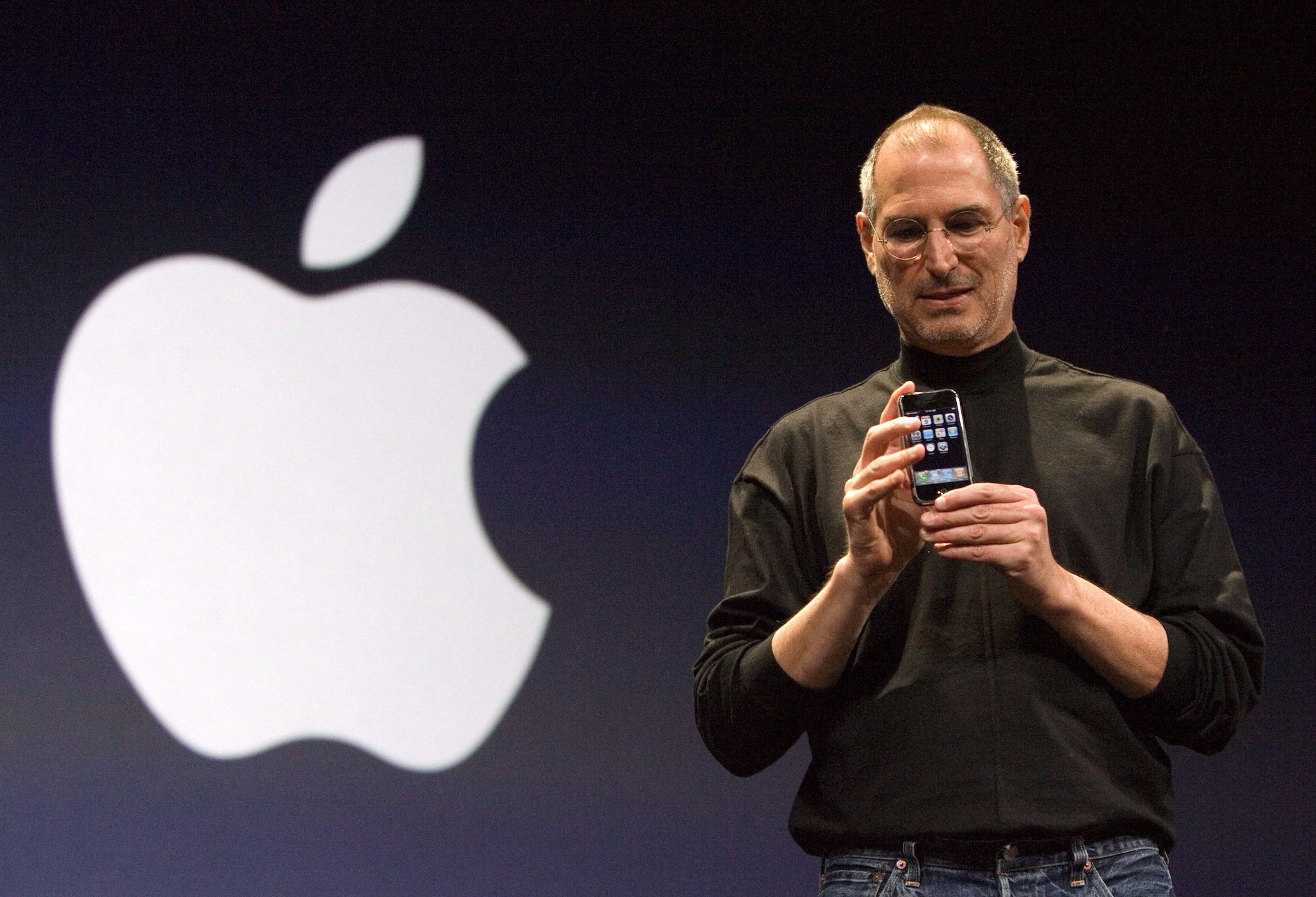 Januari 2007: Steve Jobs met de Apple iPhone tijdens de Macworld Expo in San Francisco.