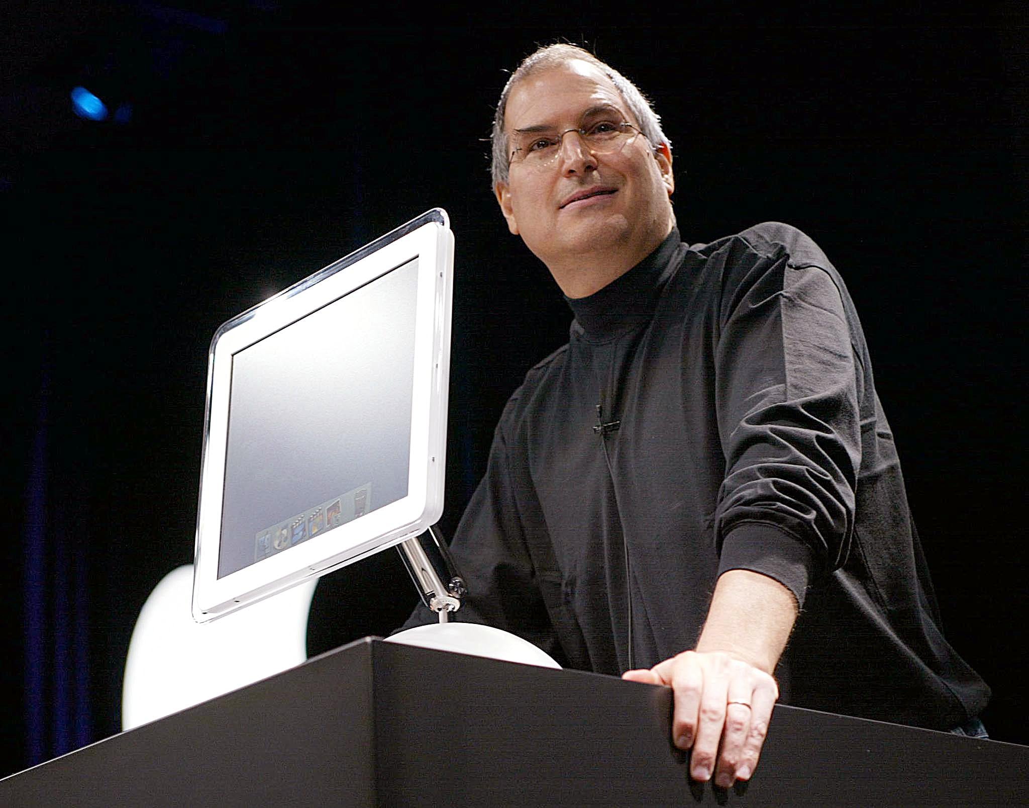 Januari 2002: Steve Jobs introduceert de iMac computer tijdens de MacWorld Expo in San Francisco.  AFP