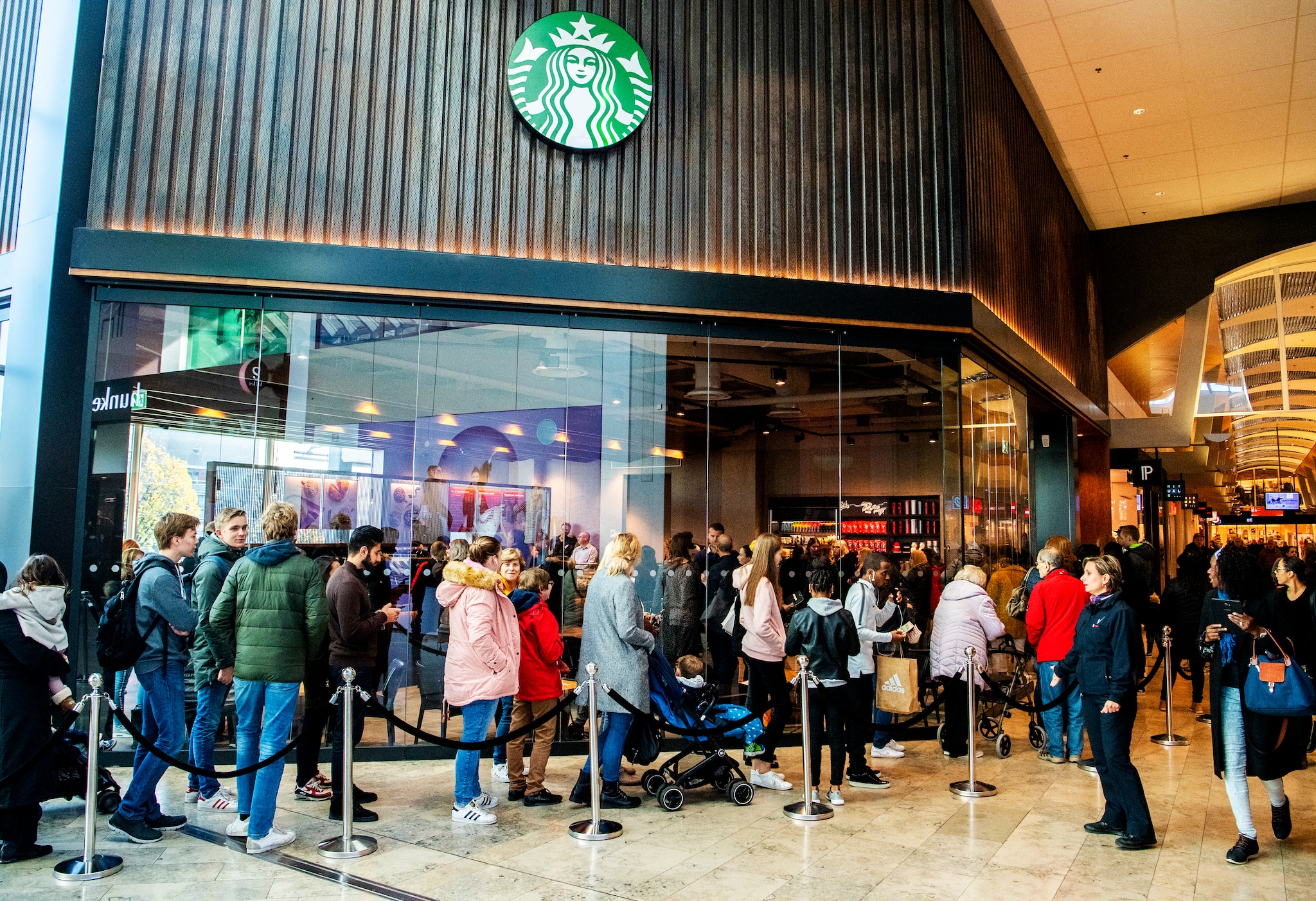 Opening van Starbucks in Rotterdam.  Opening van Starbucks in Rotterdam. Foto: AD/Frank de Roo