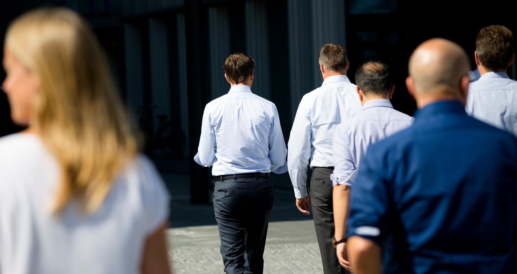 Mensen wandelen over de Zuidas in Amsterdam. In de financiële dienstverlening dreigen veel banen te verdwijnen.  ANP