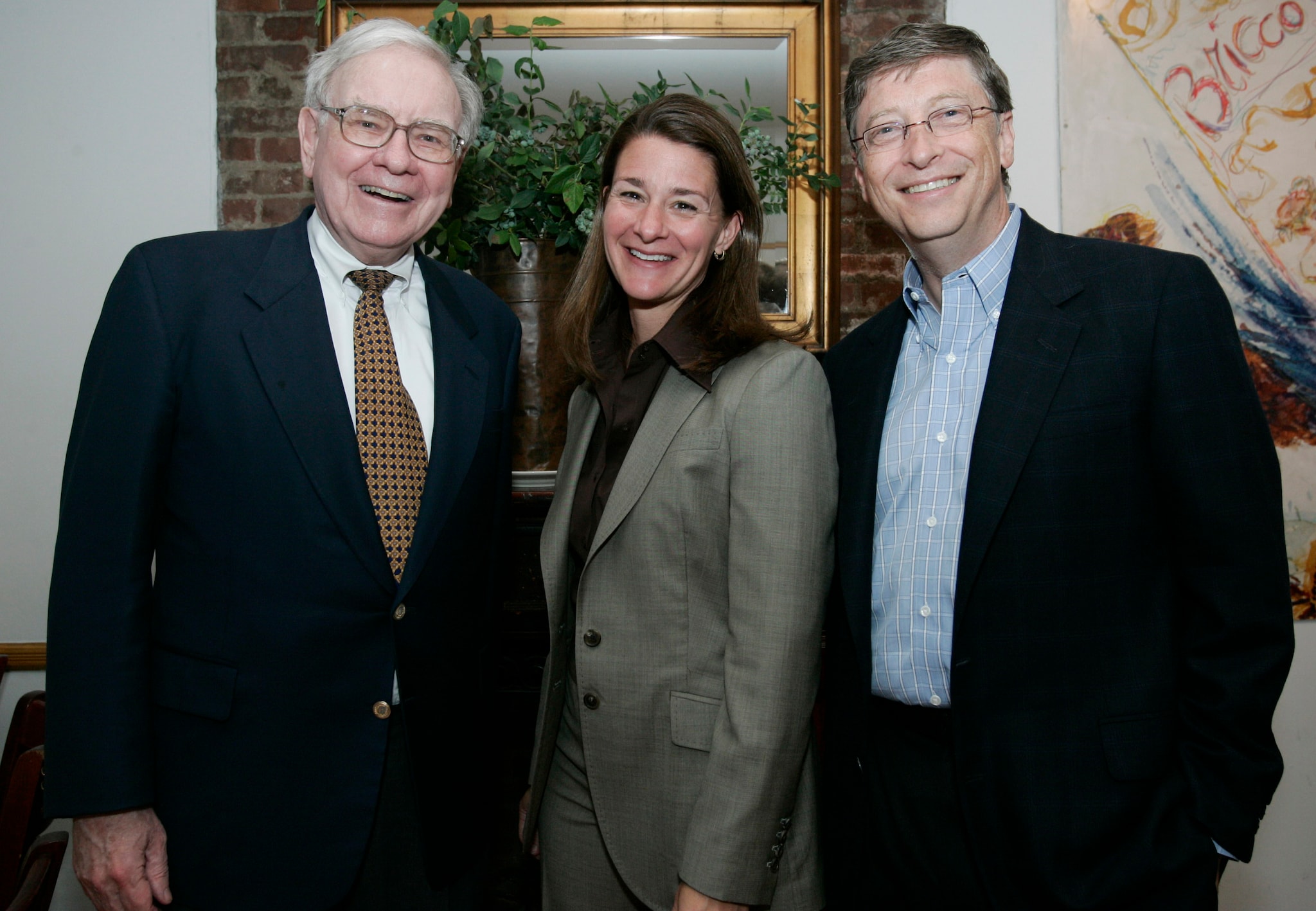 Links naar rechts: Warren Buffett, Melinda French Gates en Bill Gates, kort na Buffetts aankondiging dat hij een jaarlijkse donatie van ongeveer 1,5 miljard dollar aan de Bill &amp; Melinda Gates Foundation zal gaan doen 2006 V.l.n.r. Warren Buffett, Melinda French Gates en Bill Gates, kort na Buffetts aankondiging dat hij een jaarlijkse donatie van ongeveer 1,5 miljard dollar aan de Bill &amp; Melinda Gates Foundation zal gaan doen Foto: AP (uit 2006).