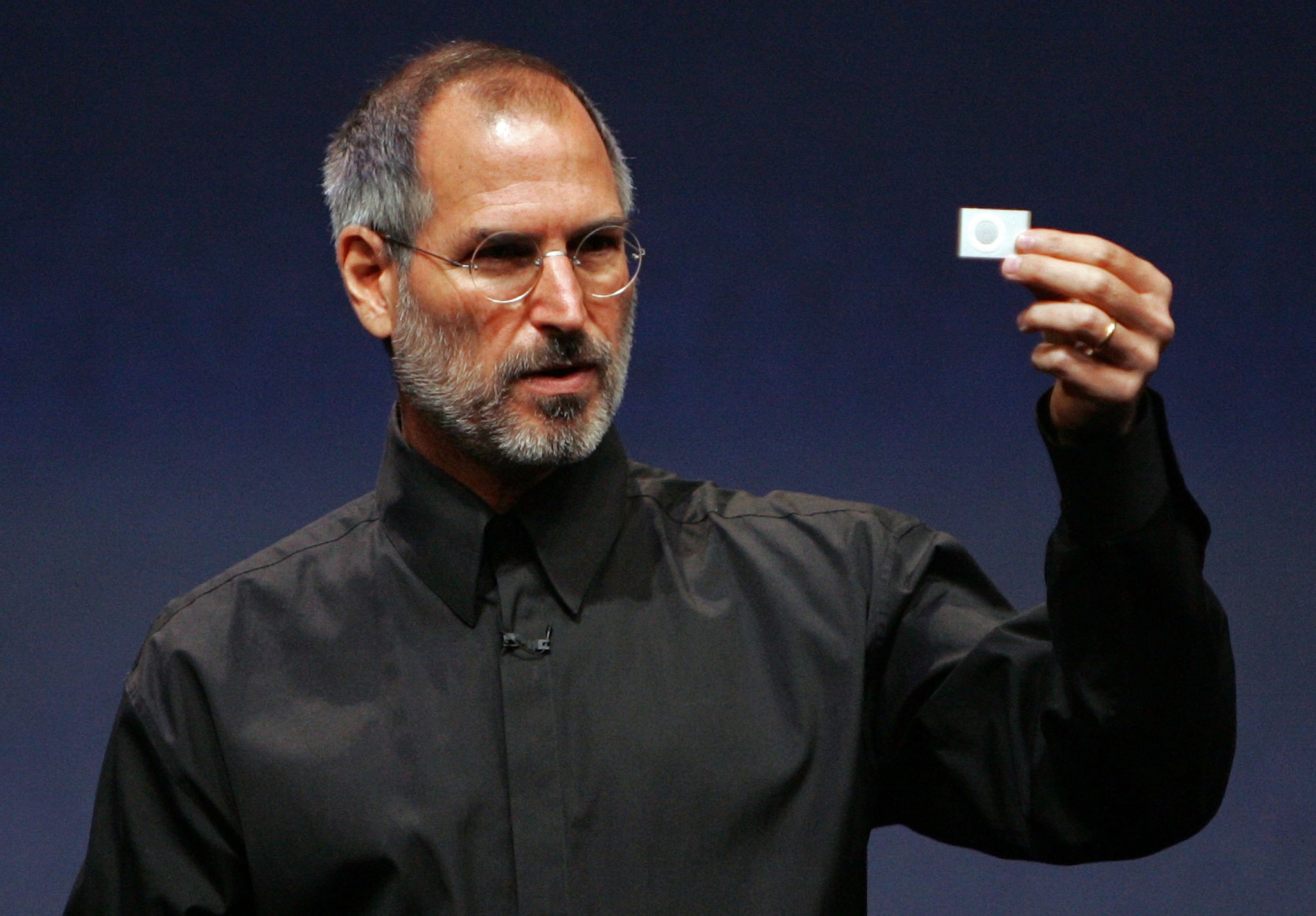 September 2006: Steve Jobs laat voor het eerste de iPod Shuffle zien, tijdens het Apple Media Event in San Francisco. Jobs kondigde daar ook meer nieuwe iPods aan. Getty Images