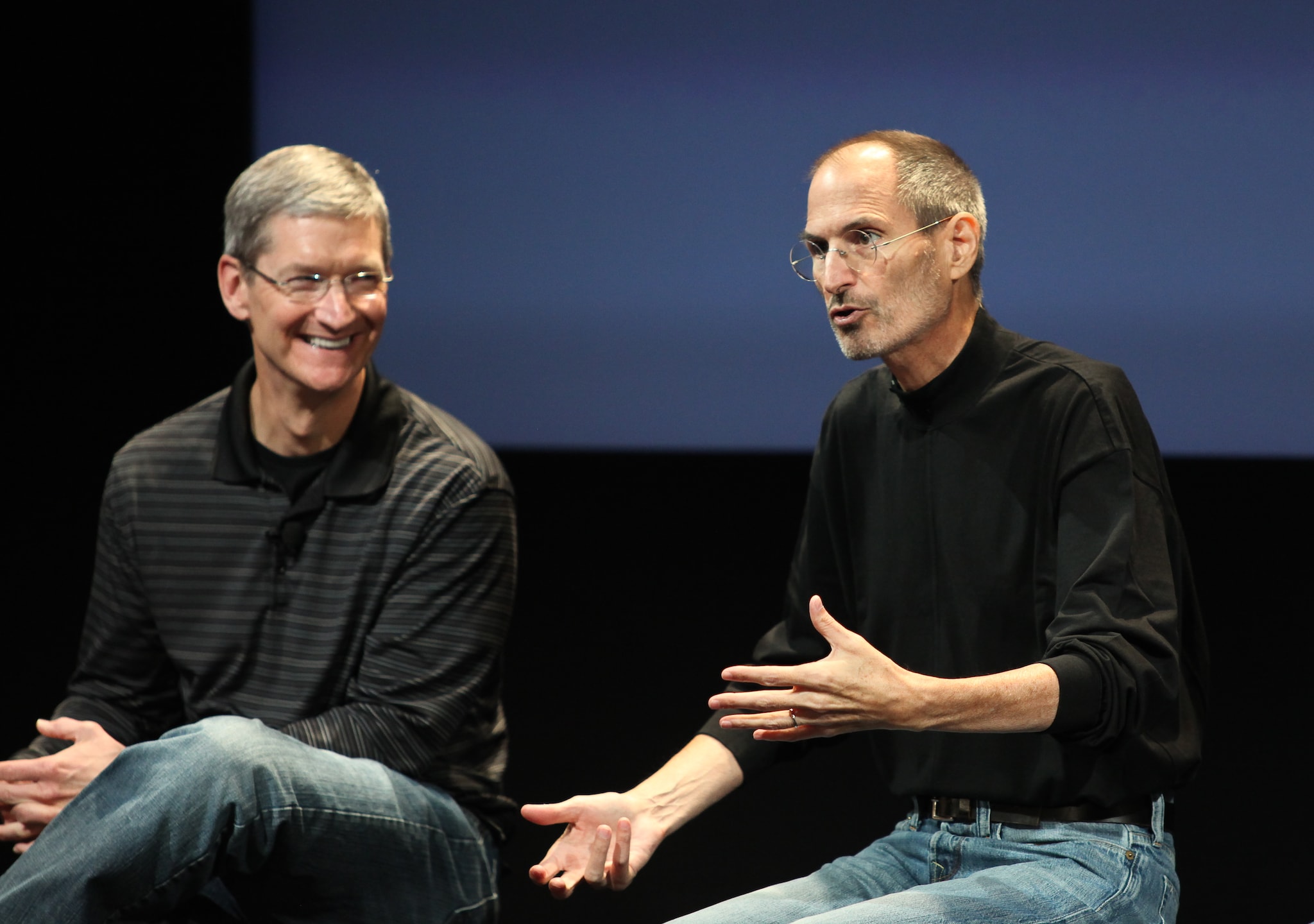 Terug in de tijd naar 2007, naar een bijzondere foto (géén AI): Steve Jobs, toen CEO van Apple, naast wie zijn opvolger zou worden, Tim Cook, destijds COO. Corbis/Getty Images.