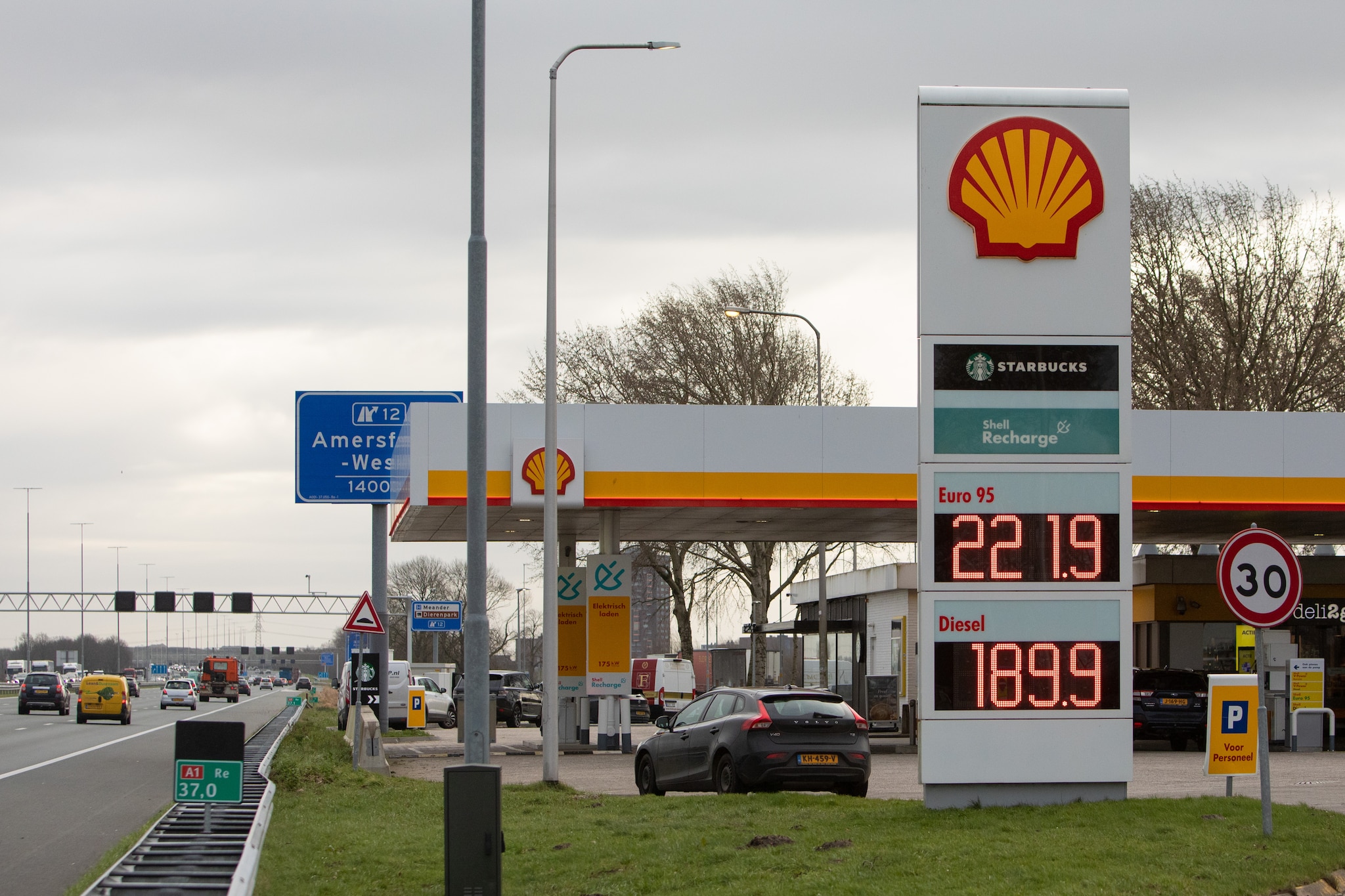Een Shell-tankstation langs de A1 bij Hoogland (Amersfoort) Een van de Shell-tankstations in ons land, deze langs de A1 bij Hoogland (Amersfoort). Foto: AD/Caspar Huurdeman.