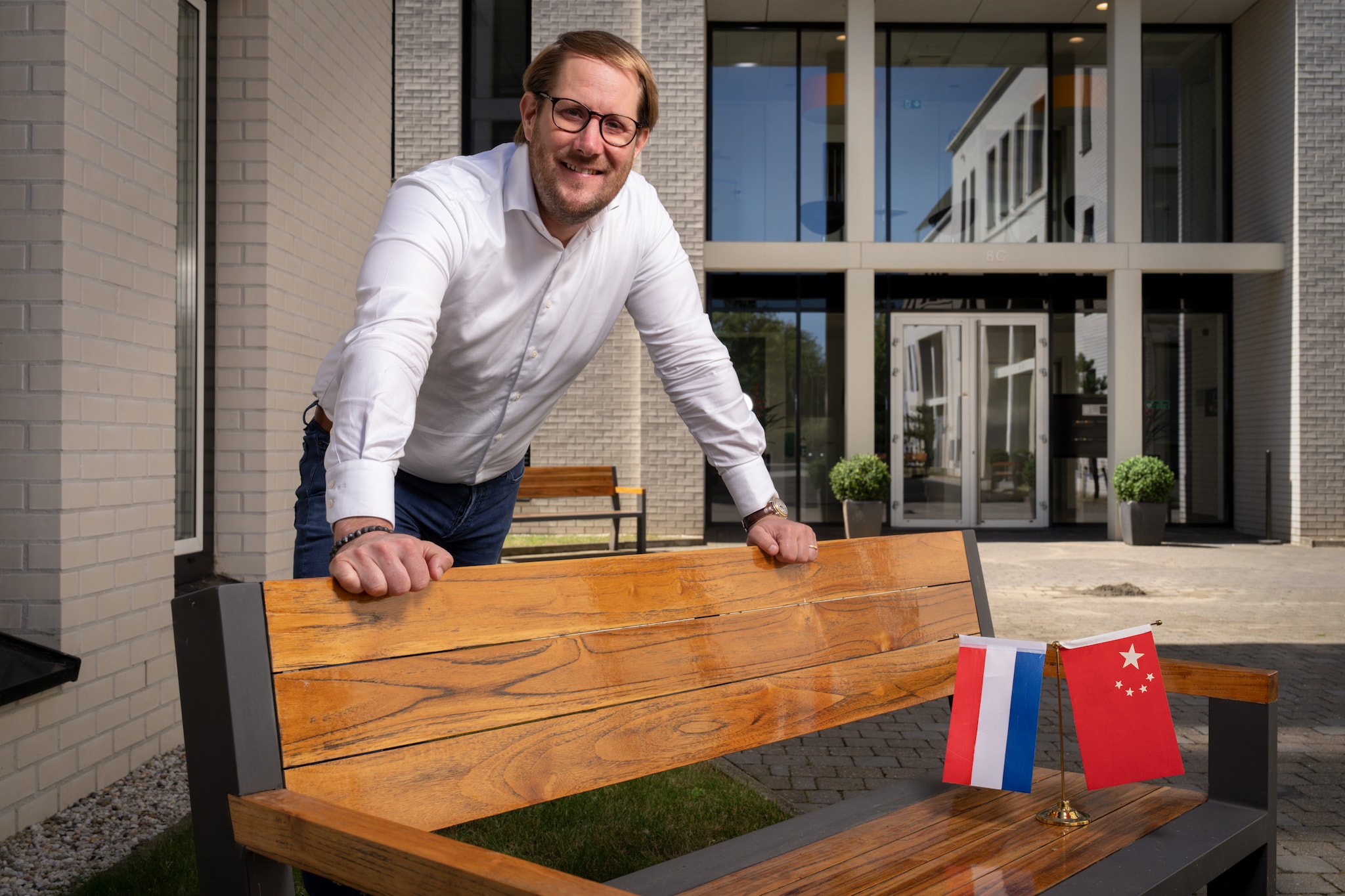 Nederland,  Den Bosch,, zomerserie regionale ondernemers
Foto Ties Coolen die veel inkoop en verkoop naar China regelt.  EEN OPDRACHT Ties Coolen: ‘Chinezen zijn echte handelaren en eersteklas strategen, net als Nederlanders. Dus de algemene omgang en samenwerking zijn herkenbaar positief.” Foto: Marc Bolsius/AD.