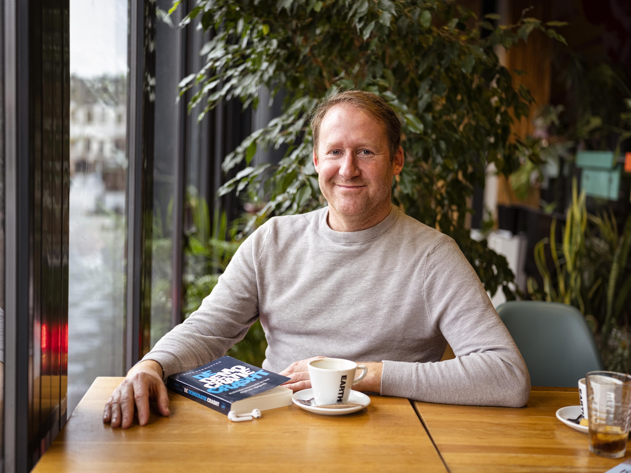 Serie afgekocht ADR - Kees VerhoevenSchrijver ‘We zijn hier heel langzaam in deze fuik gekropen en we kunnen er ook alleen heel langzaam weer uitkruipen’, stelt Kees Verhoeven van Bureau Digitale Zaken. Foto: AD/Nico Brons.
