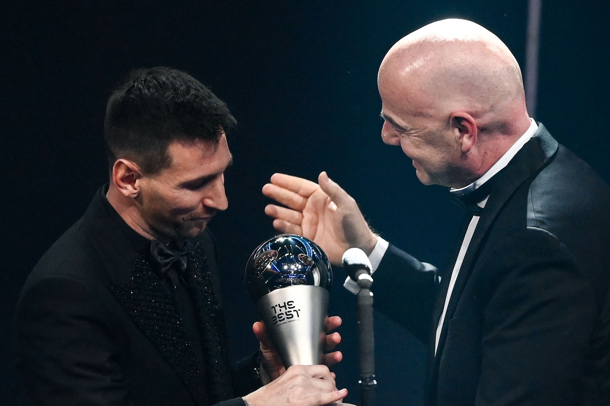 Lionel Messi en Gianni Infantino met nóg een award voor de superster (Messi dus). Volgens velen zou FIFA Argentinië en Messi bevoordeeld hebben tijdens dit WK.  AFP
