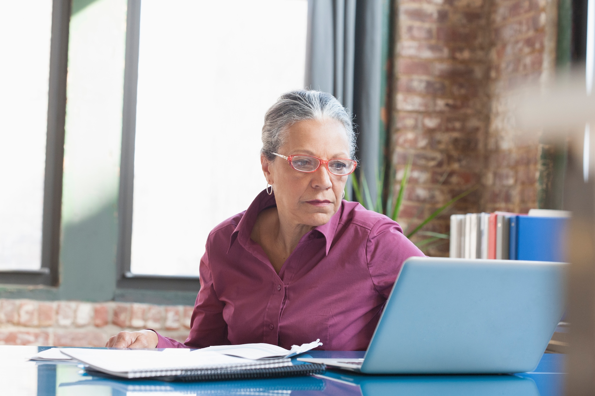 Vrouw bureau werk kantoor senior bejaard office desk woman women old ageing  Foto: Getty Images