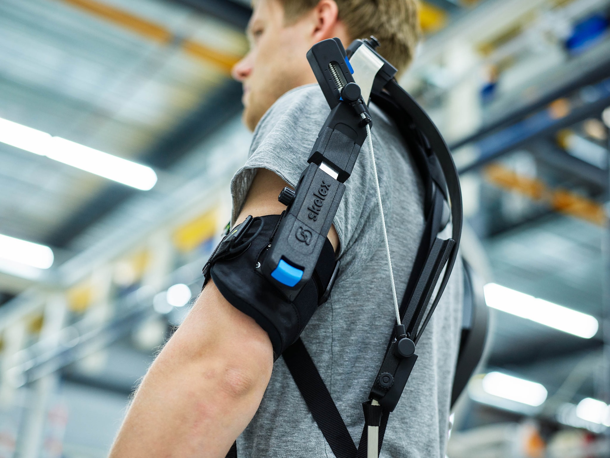Een werknemer in een exoskelet. Een speciaal verenstelsel genereert kracht die via armsteunen wordt doorgegeven aan de drager ervan.  Een werknemer in een exoskelet. Een speciaal verenstelsel genereert kracht die via armsteunen wordt doorgegeven aan de drager ervan. Foto: Skelex.