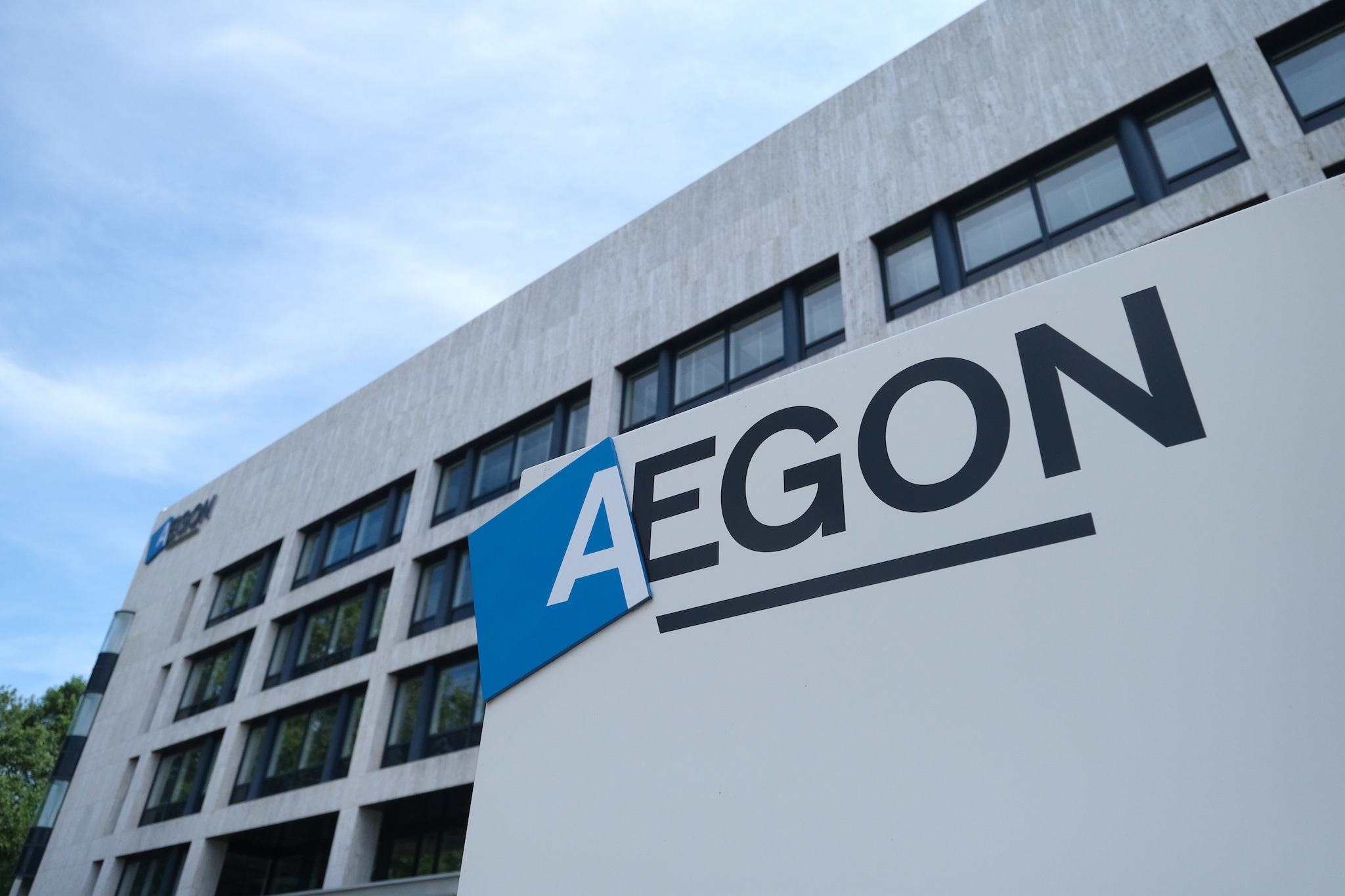 THE HAGUE, NETHERLANDS - JUNE 24: A logo of Aegon N.V., a Dutch multinational life insurance, pensions and asset management company, is pictured outside its headquarters building on June 24, 2020 in The Hague, Netherlands. (Photo by Yuriko Nakao/Getty Images) Aegon lijkt het hoofdkantoor in Nederland te gaan sluiten en te vertrekken naar de VS. Foto: Getty Images.