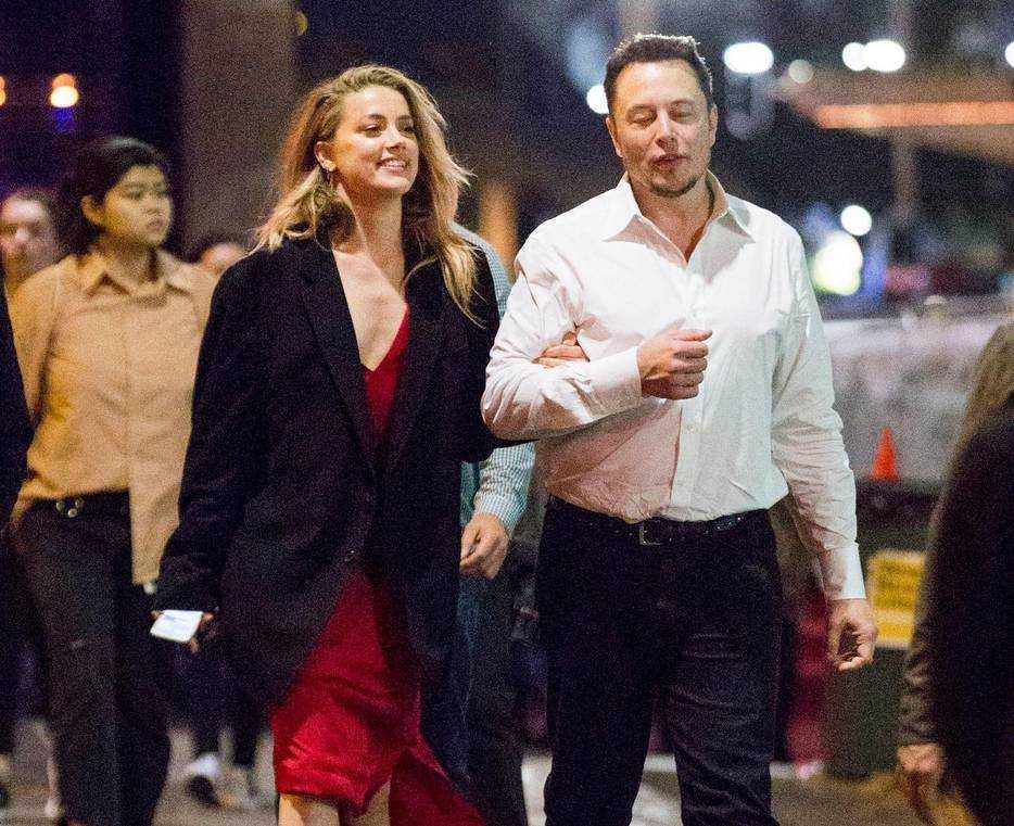 Musk heeft drie huwelijken en evenveel echtscheidingen met twee vrouwen achter de rug, naast een turbulente affaire met actrice Amber Heard - die nu wegens het proces met haar ex-man Johnny Depp opnieuw in de spotlights staat. Foto: HLN/PhotoNews. Musk heeft drie huwelijken en evenveel echtscheidingen met twee vrouwen achter de rug, naast een turbulente affaire met actrice Amber Heard. Foto: HLN/PhotoNews.