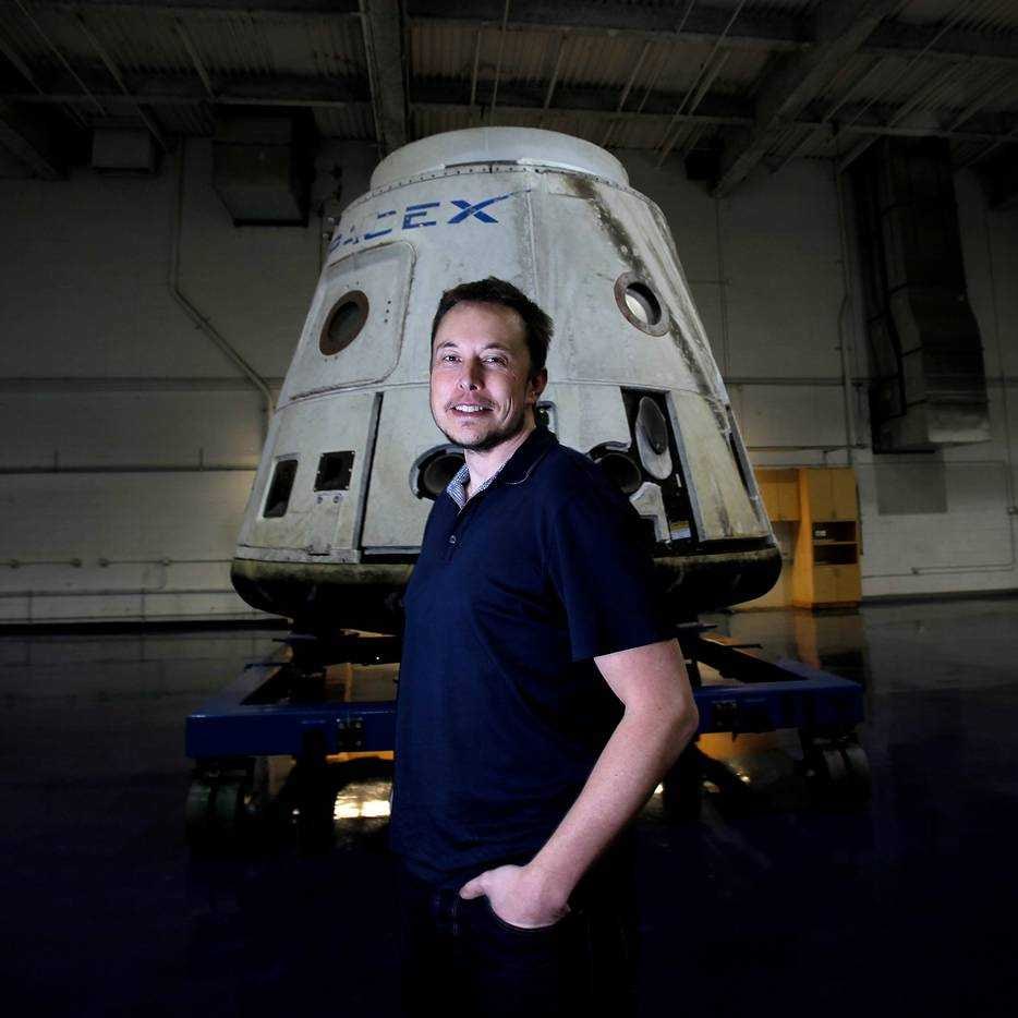 Elon Musk voor een SpaceX Dragon-capsule in 2013. Foto: Photo News. Elon Musk voor een SpaceX Dragon-capsule in 2013. Foto: Photo News.