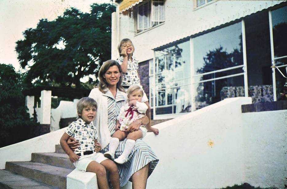 Maye Musk met haar drie kinderen in Pretoria in 1976. Foto: Twitter/Maye Musk. Maye Musk met haar drie kinderen in Pretoria in 1976. Foto: X/Maye Musk.