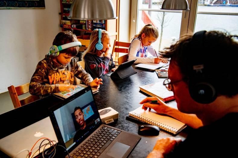 Thuiswerken. Iets met: elk voordeel heeft z’n nadeel. En andersom. Thuiswerken. Iets met: elk voordeel heeft z’n nadeel. En andersom. Foto: ANP.