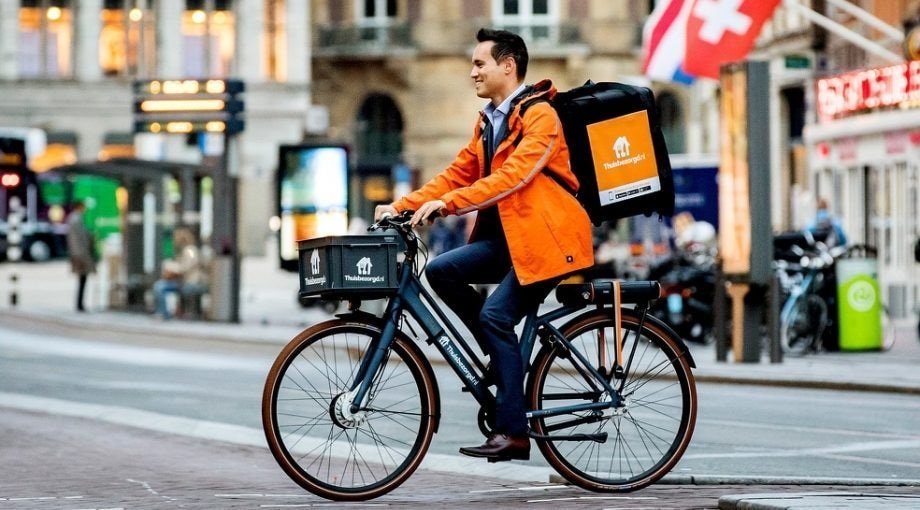 Takeaway.com: het begon 20 jaar geleden met Thuisbezorgd.nl. Foto: ANP Jitse Groen zelf, in de herkenbare oranje outfit. Foto: ANP.