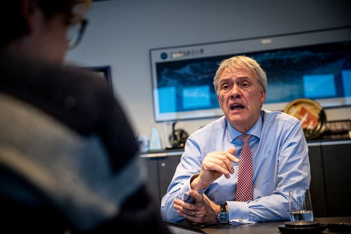 Topman van ASML Peter Wennink in zijn werkkamer op het hoofdkantoor. Foto: AD/Juan Vrijdag-DCI Media. Voormalig ASML-topman Peter Wennink in zijn toenmalige werkkamer. Anno nu is hij onder meer kabinetsadviseur van het huidige, dus demissionaire kabinet. Foto: AD/Juan Vrijdag-DCI Media.