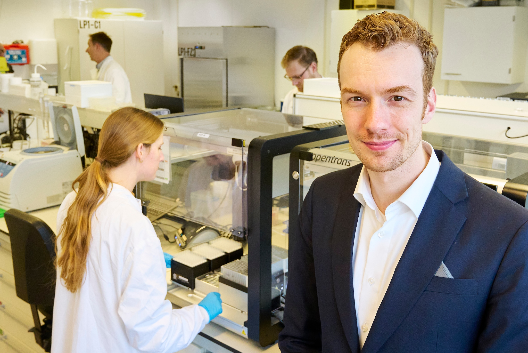 Sander van Asbeck in het laboratorium van RiboPro op Pivot Park in Oss. (c) Van Assendelft/Jeroen Appels Van Assendelft Fotografie