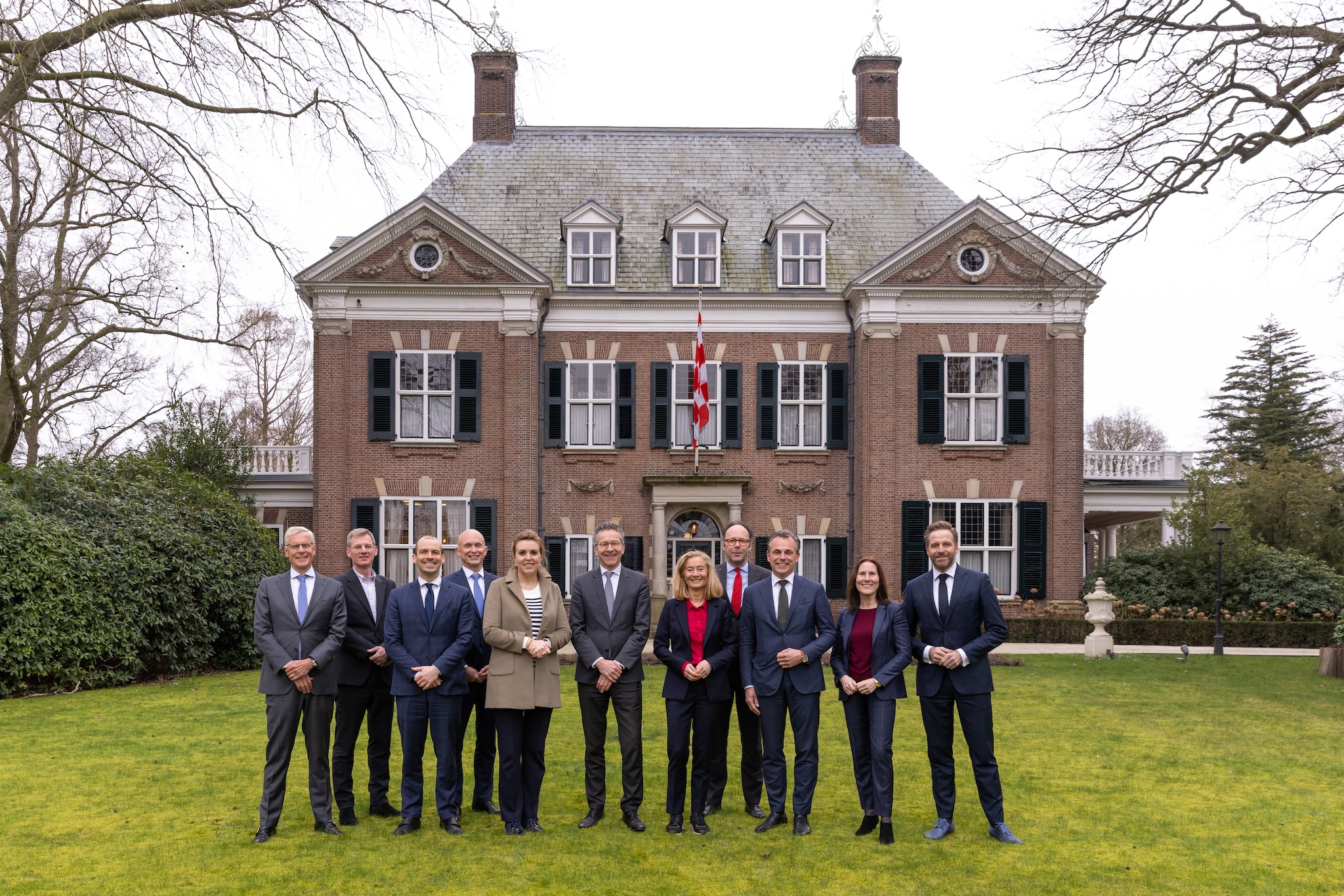 Historische foto: een deel van het demissionaire kabinet was eind februari op bezoek in Eindhoven, onder andere bij Villa de Laak. Na afloop vergadert een deel verder op zolder. Historische foto: een deel van het demissionaire kabinet was eind februari op bezoek in Eindhoven, onder andere bij Villa de Laak. Na afloop vergadert een deel verder op zolder. Foto: Gemeente Eindhoven.