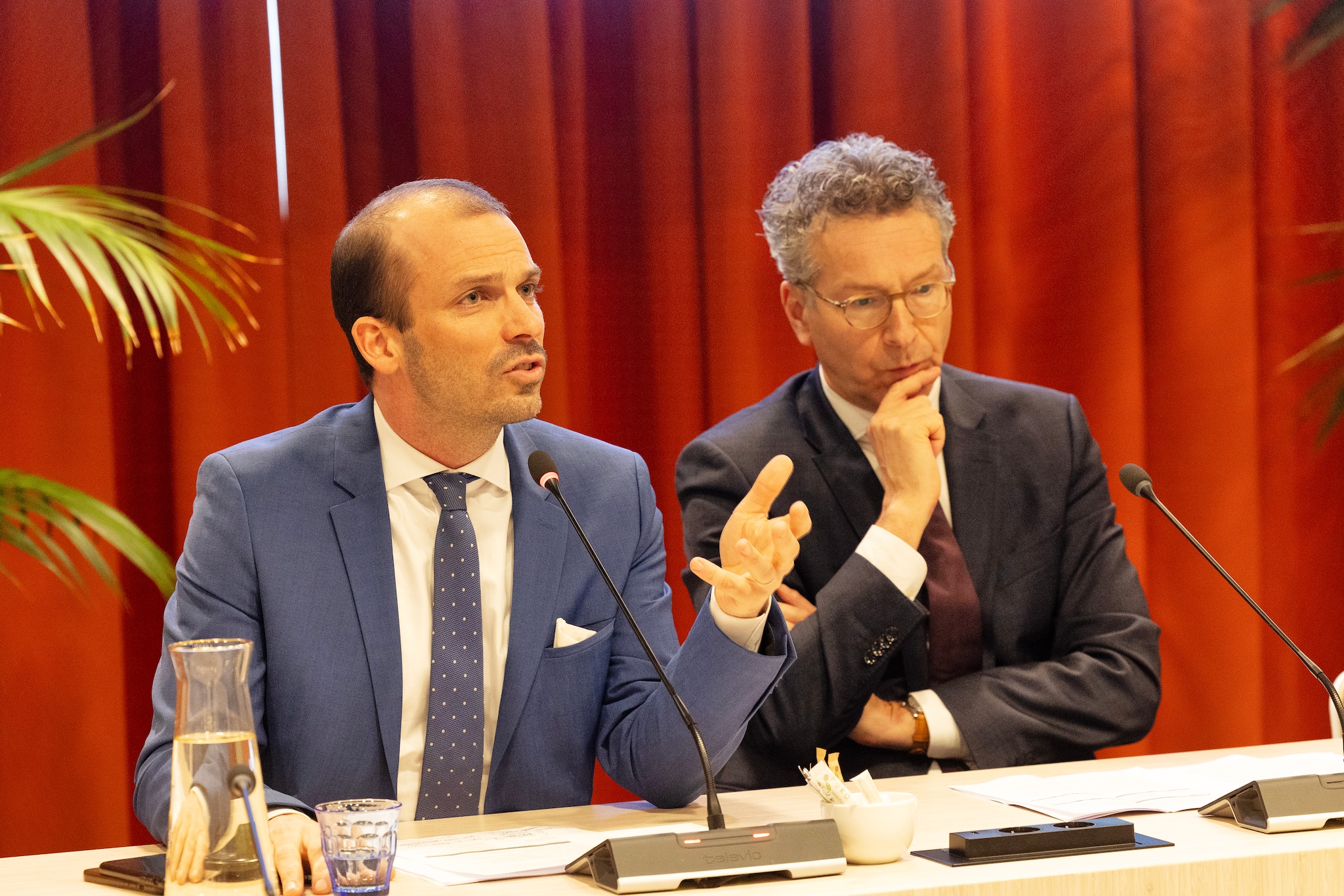 Wethouder Stijn Steenbakkers en burgemeester Jeroen Dijsselbloem vertellen de pers dat er 2,51 miljard wordt geïnvesteerd in de regio. Na afloop drinken ze één biertje op het succes. Wethouder Stijn Steenbakkers en burgemeester Jeroen Dijsselbloem vertellen de pers dat er 2,51 miljard wordt geïnvesteerd in de regio. Na afloop drinken ze één biertje op het succes. Foto: DCI Media.