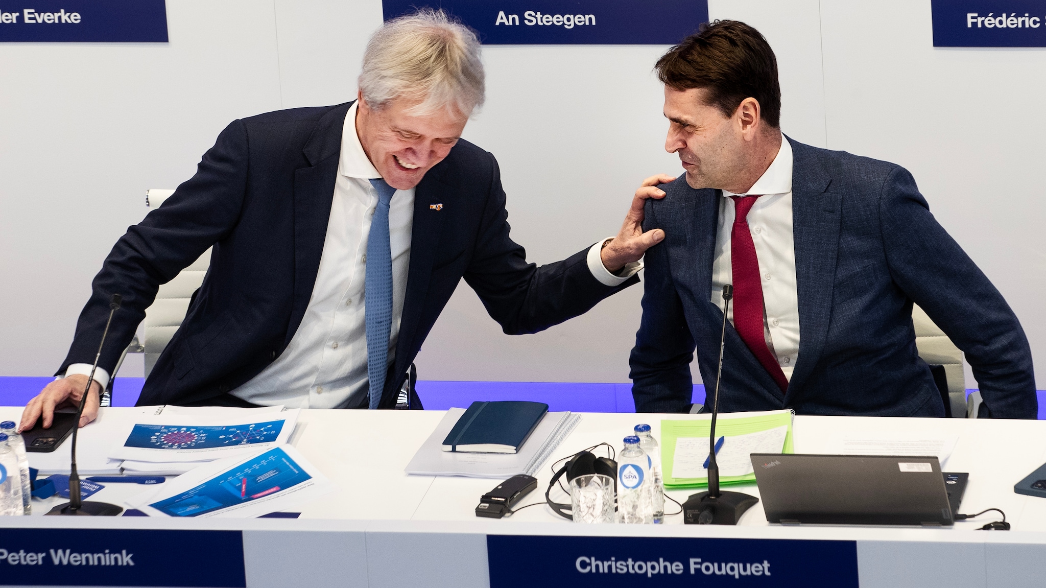 Peter Wennink draagt tijdens de aandeelhoudersvergadering in april 2024 de leiding over aan Christophe Fouquet. Foto: René Manders/DCI Media