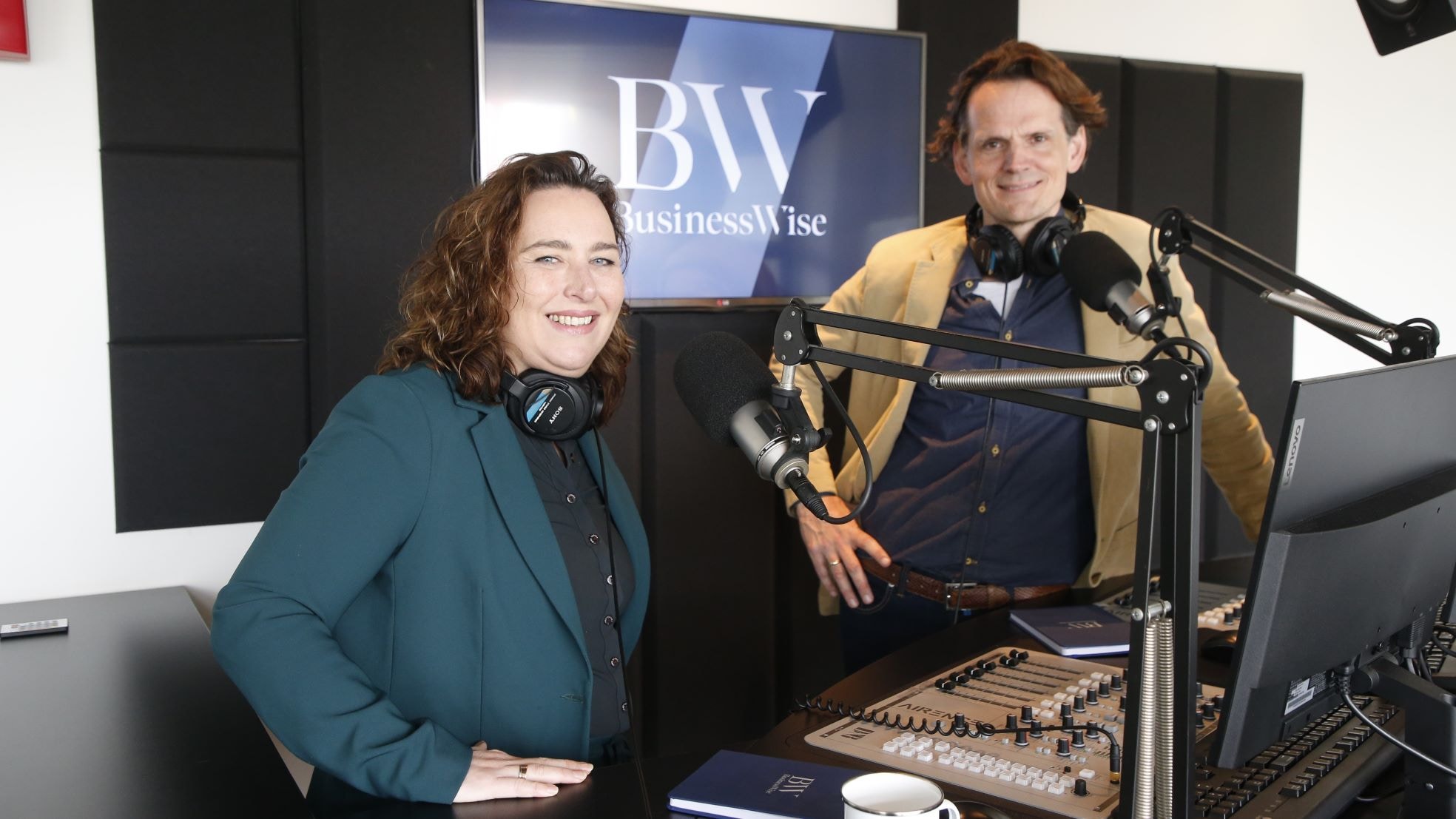 Gerben van Driel en Marieke Dam ontvangen weer opmerkelijke gasten. Gerben van Driel en Marieke Dam ontvangen weer opmerkelijke gasten.