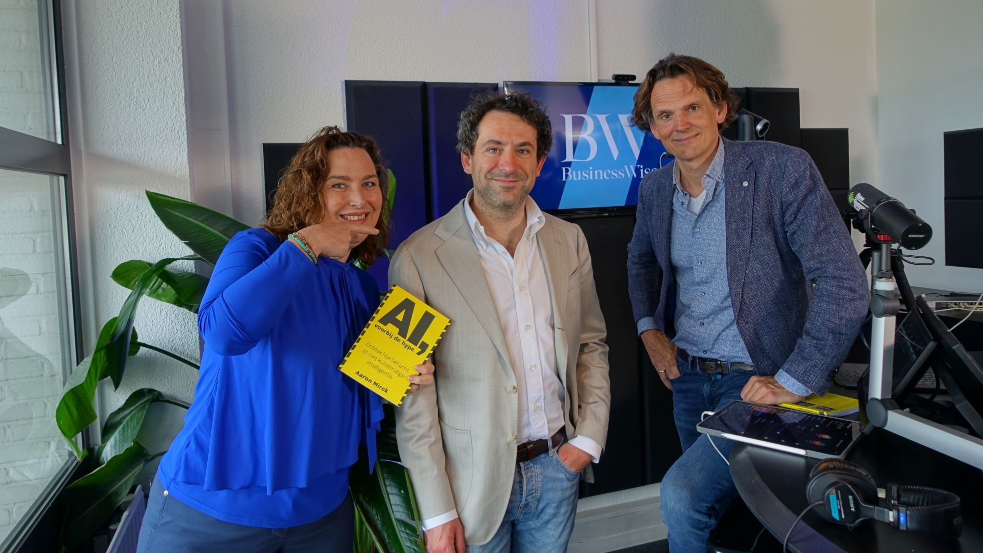 Aaron MIrck (midden) in de studio bij Rethinking Work-presentatoren Gerben van Driel en Marieke Dam. Desny Brügemann
