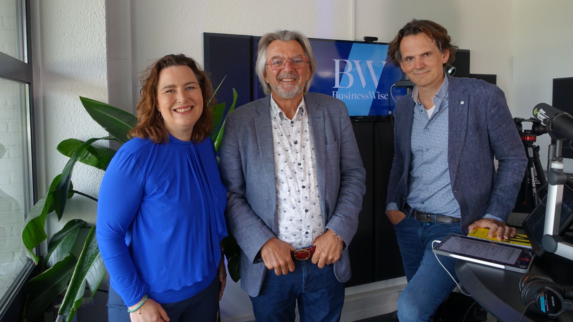 Koppert Cress-CEO Rob Baan (midden) met Rethinking Work-hosts Gerben van Driel en Marieke Dam. Koppert Cress-CEO Rob Baan (midden) met Rethinking Work-hosts Gerben van Driel en Marieke Dam. Beeld: BW