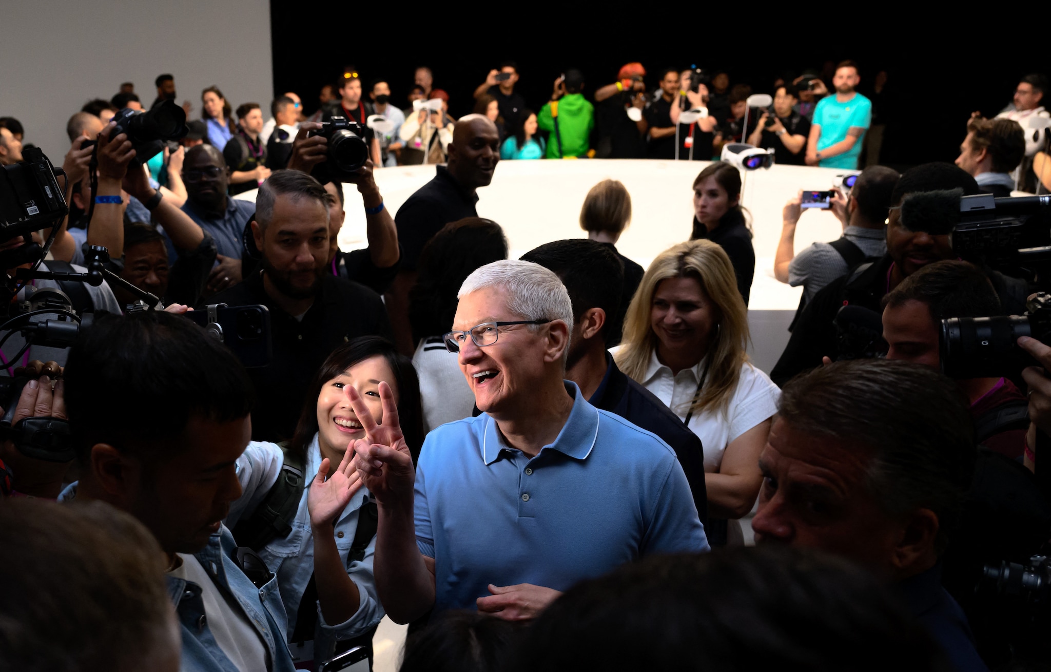 Apple CEO Tim Cook gaat op de foto op Apple’s vorige Worldwide Developers Conference (WWDC). ANP / AFP