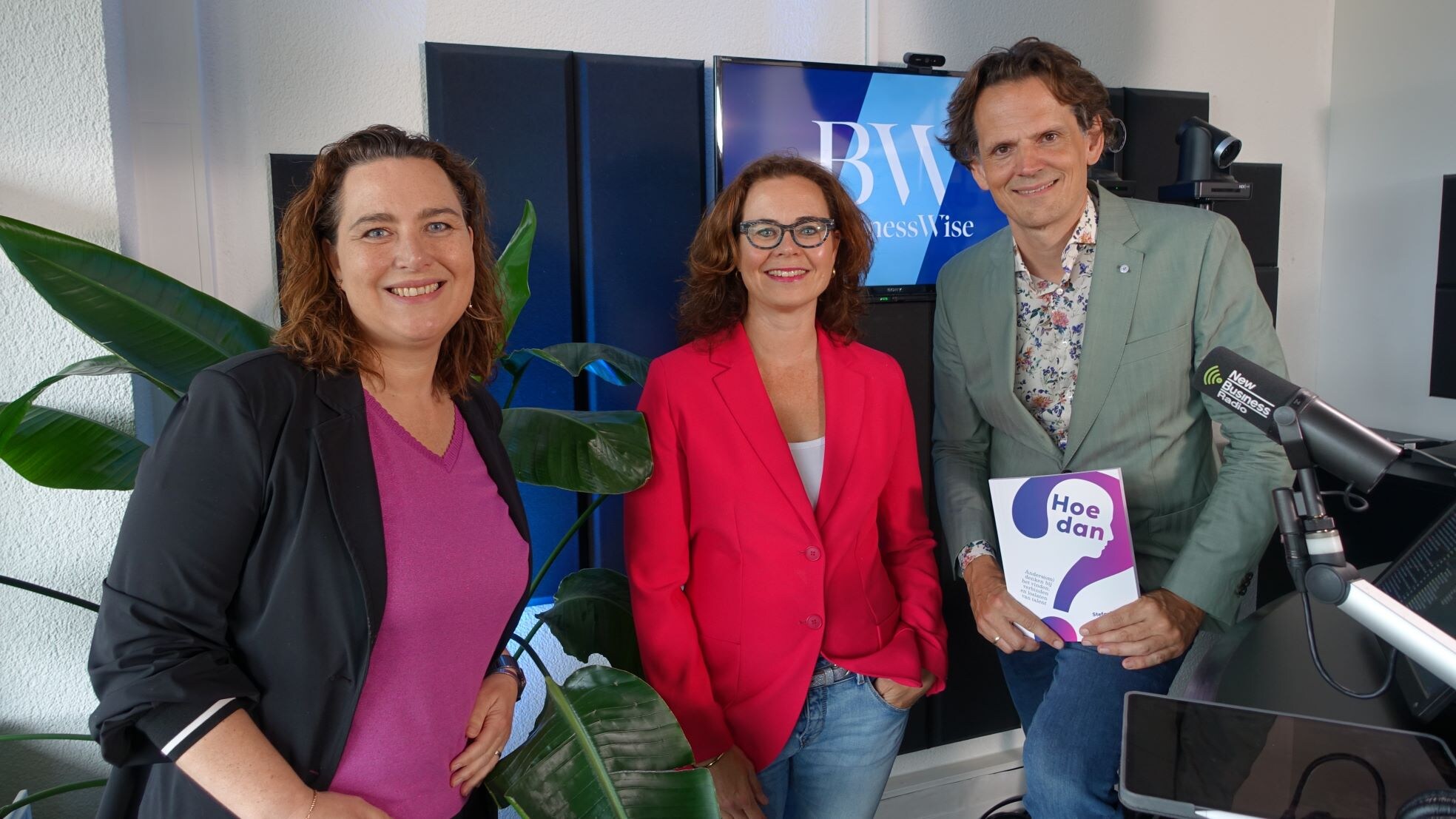 Stefanie Stam, directeur van Qambium, tussen Rethinking Work-presentatoren Marieke Dam en Gerben van Driel. Stefanie Stam, directeur van Qambium, tussen Rethinking Work-presentatoren Marieke Dam en Gerben van Driel. Beeld: BW