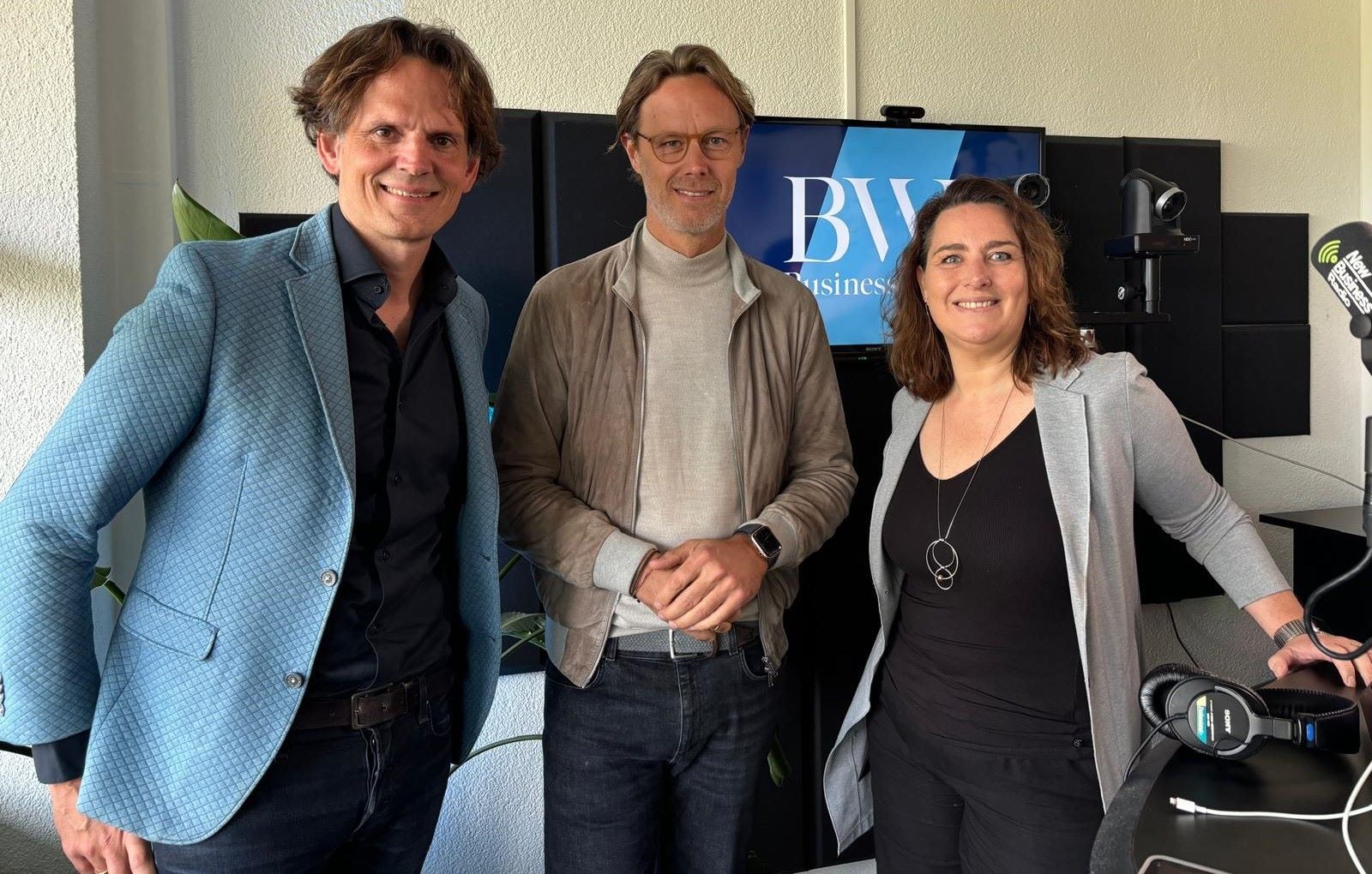 Presentator Gerben van Driel en arbeidsmarkt- en wervingsspecialist Marieke Dam met René Brouwers, directeur van Great Place to Work Nederland, in hun midden. BW