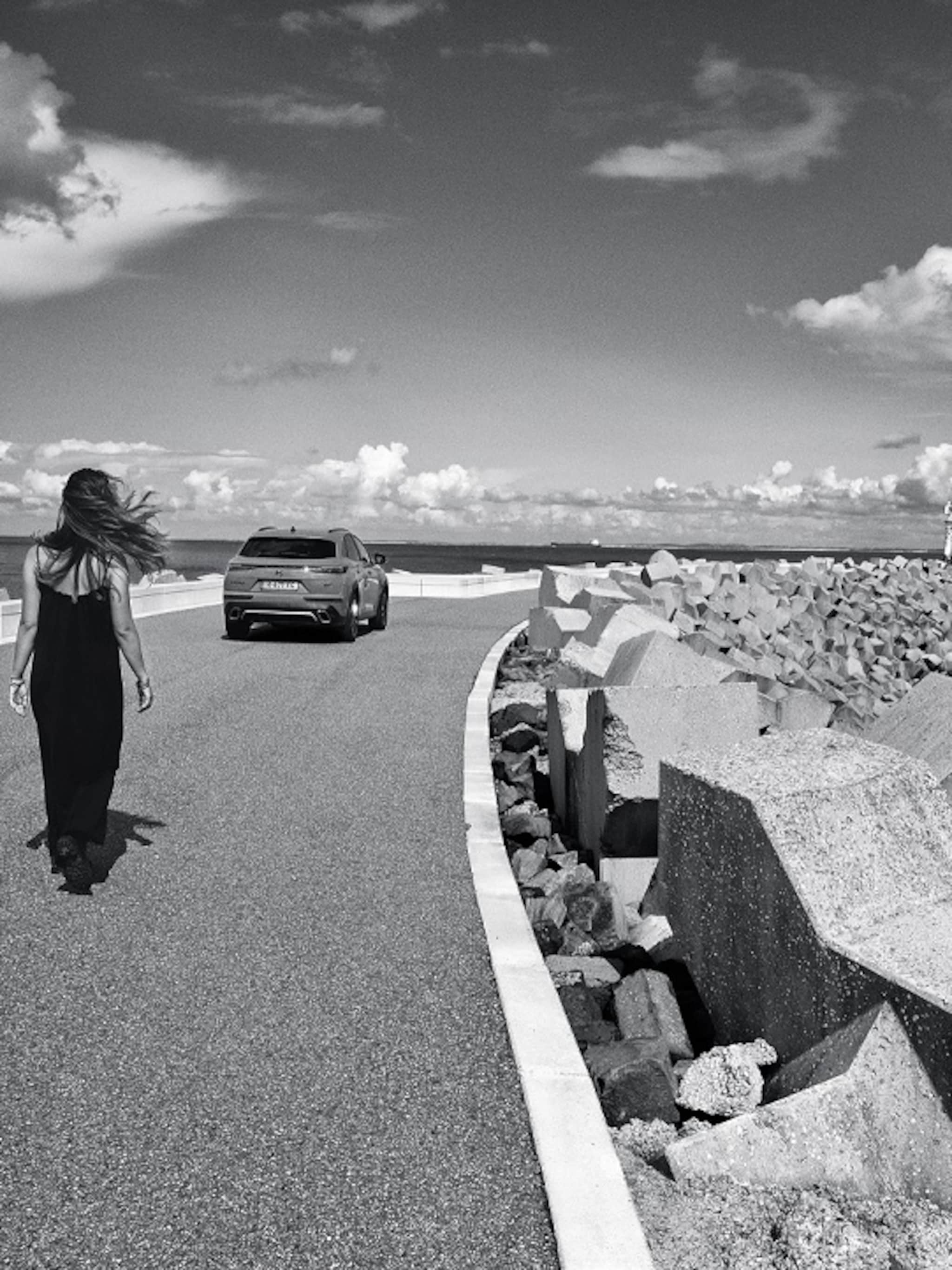 fotograaf peter hamelinck een auto met de strakke lijnen van het landschap