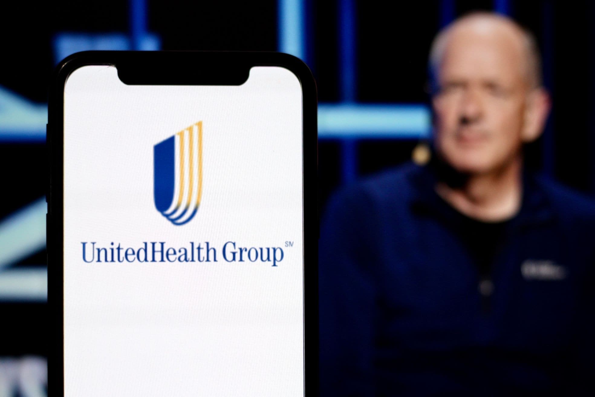 Op de achtergrond: Andrew Witty, CEO van de geplaagde UnitedHealth Group. Op de achtergrond: Andrew Witty, CEO van de geplaagde UnitedHealth Group. Foto: Shutterstock