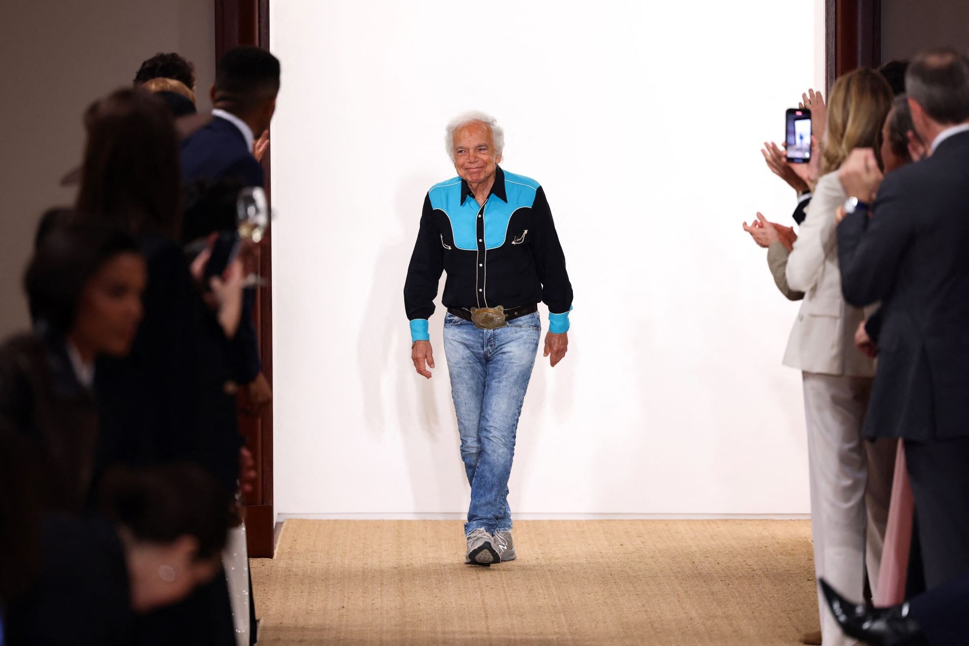 Ralph Lauren (84), afgelopen april op de catwalk. ANP/EPA/AFP