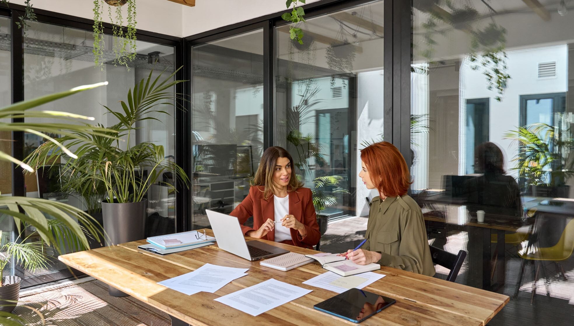 Collega’s op kantoor. Shutterstock