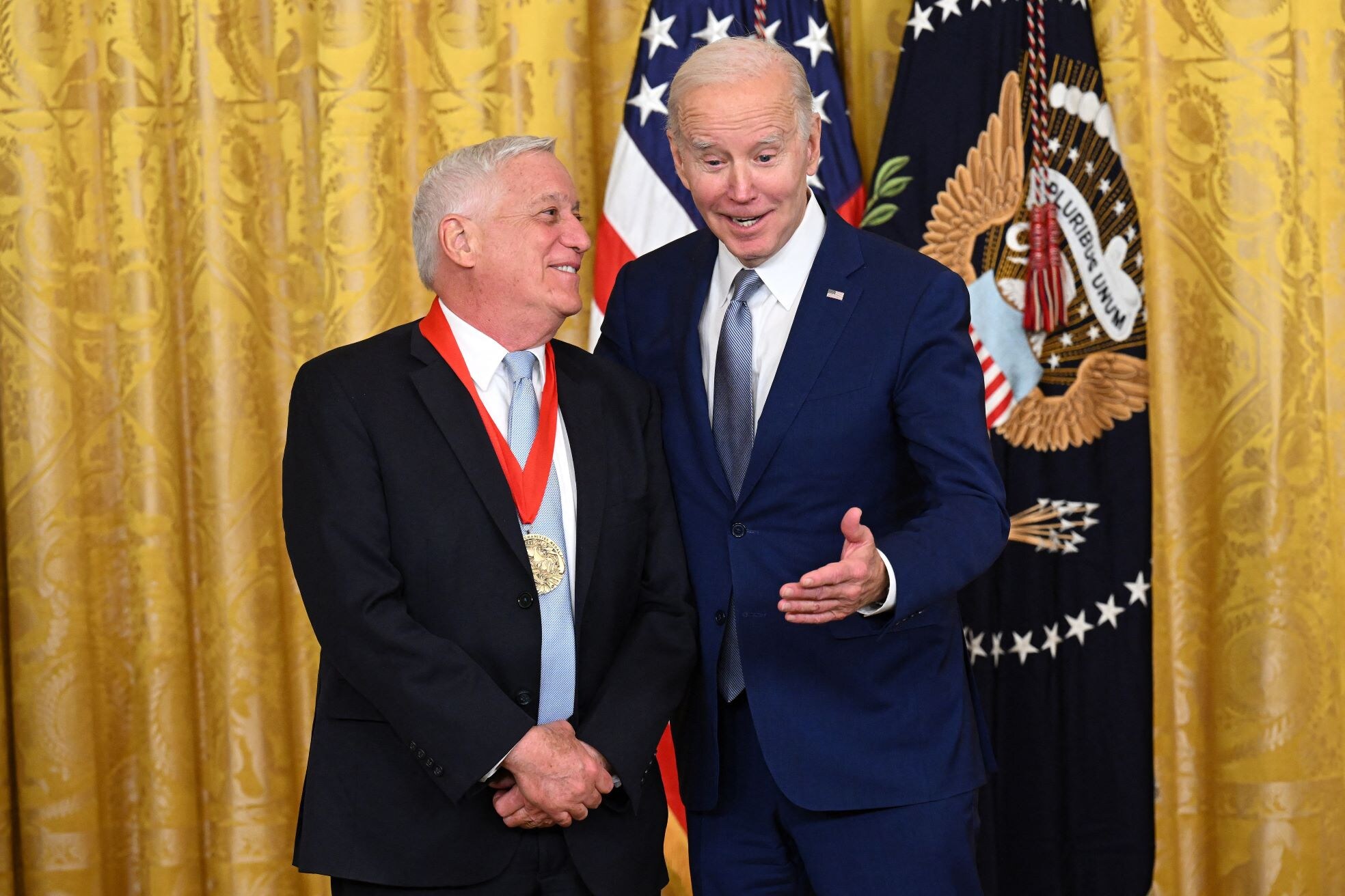 Walter Isaacson ontvangt van president Biden de eervolle National Humanities Medal, april 2023. Foto: EPA