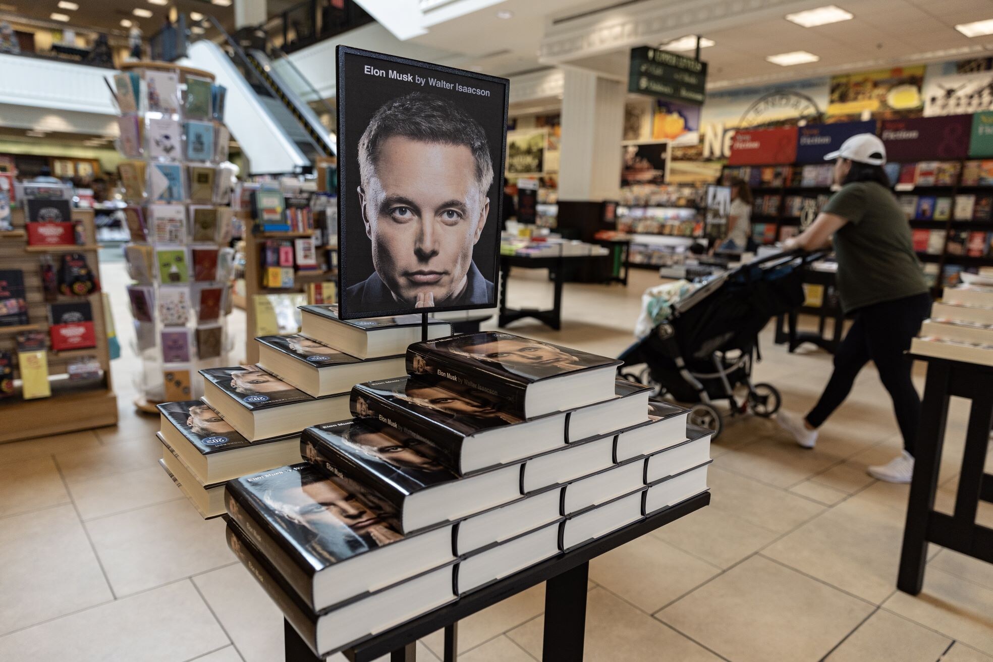 Walter Isaacson zijn Elon Musk-biografie die een klein jaar geleden uitkwam. Foto: EPA