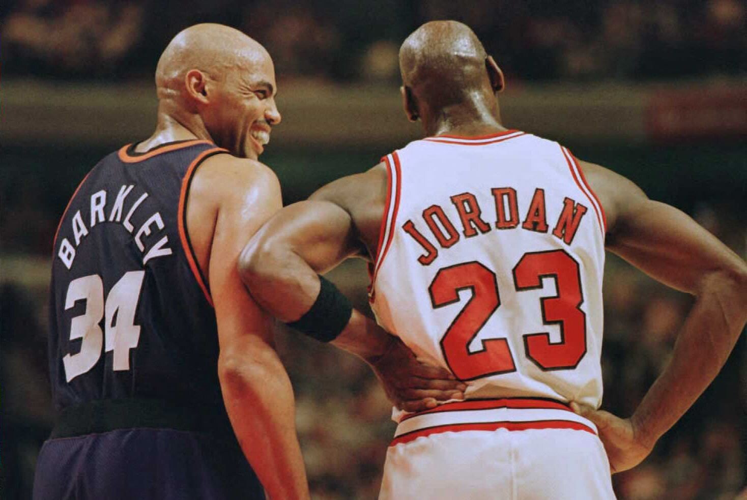 Michael Jordan met collega basketballer Charles Barkley tijdens een wedstrijd in 1996. Foto: AFP/ANP