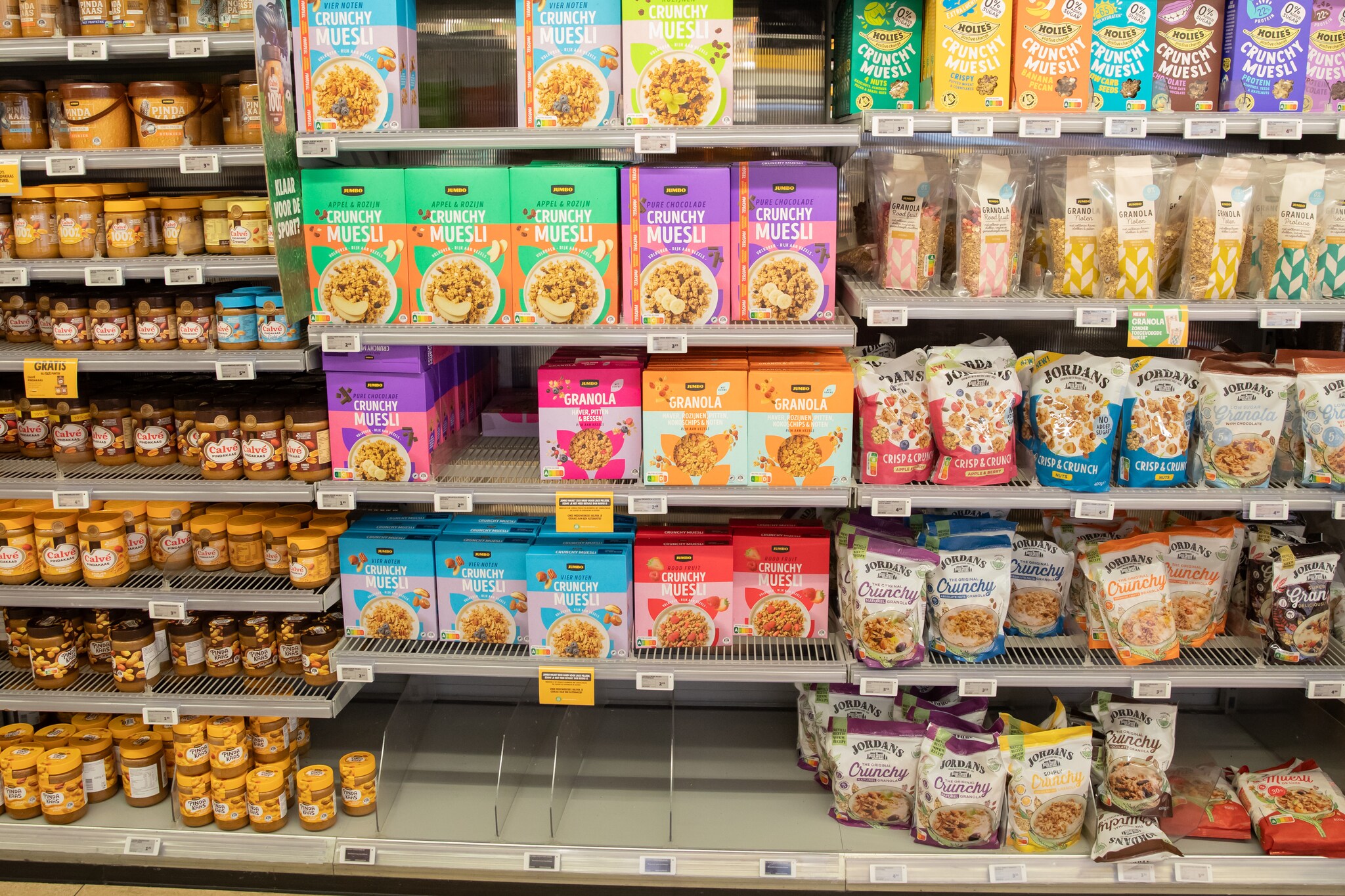 Onder andere in de Jumbo stonden veel vakken van A-merken leeg. Deels zijn de vakken gevuld met het eigen huismerk. Onder andere in de Jumbo stonden veel vakken van A-merken leeg. Deels zijn de vakken gevuld met het eigen huismerk. Foto: AD/Caspar Huurdeman.
