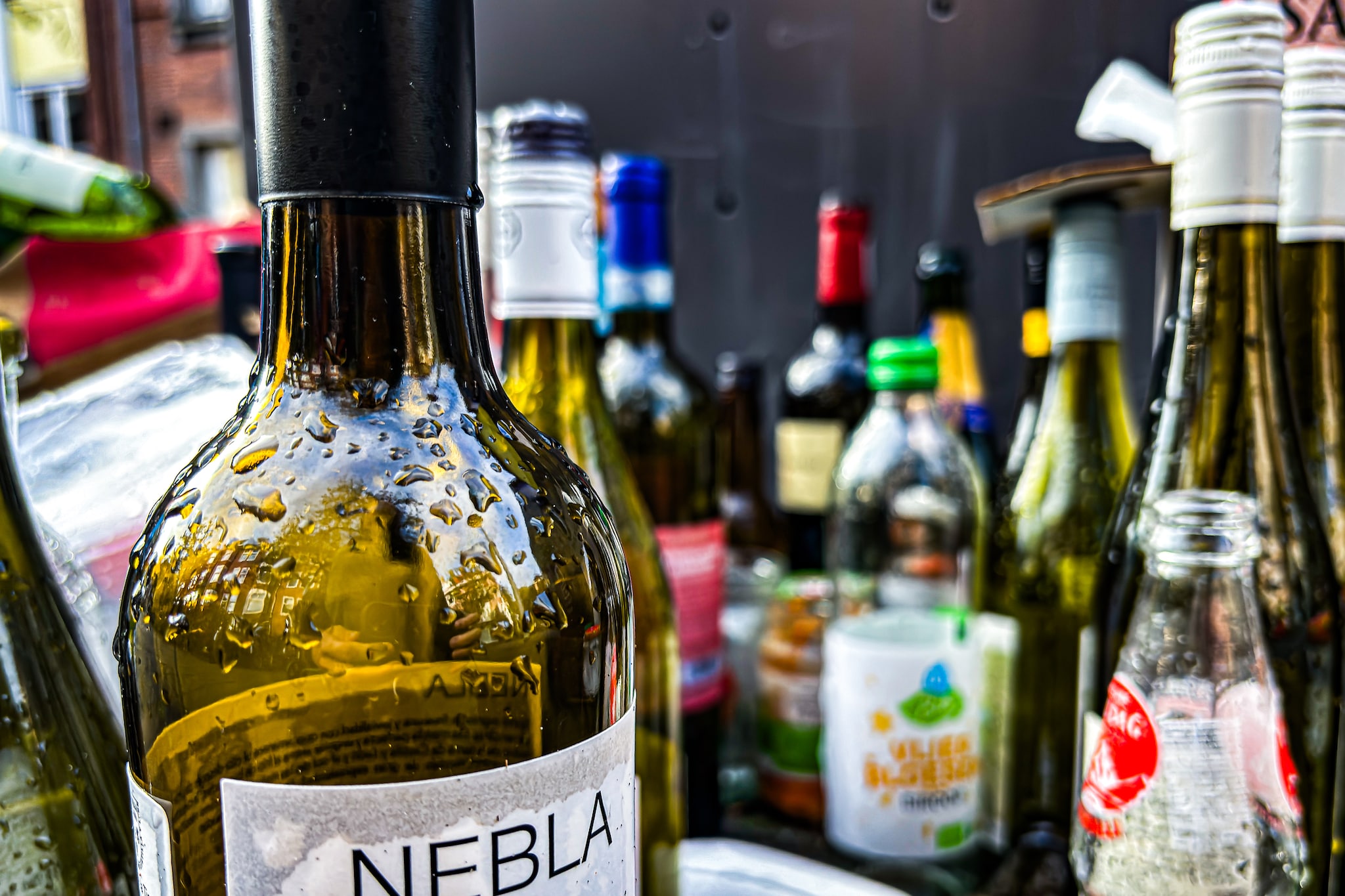 Amsterdam, Nederland, 08/10/24 | Lege alcohol- en andere flessen liggen voor een glasbak in de Hoofddorppleinbuurt in Amsterdam. Foto: Joris van Gennip Drank, drank, drank. Alcoholisch. Foto: AD/Joris van Gennip
