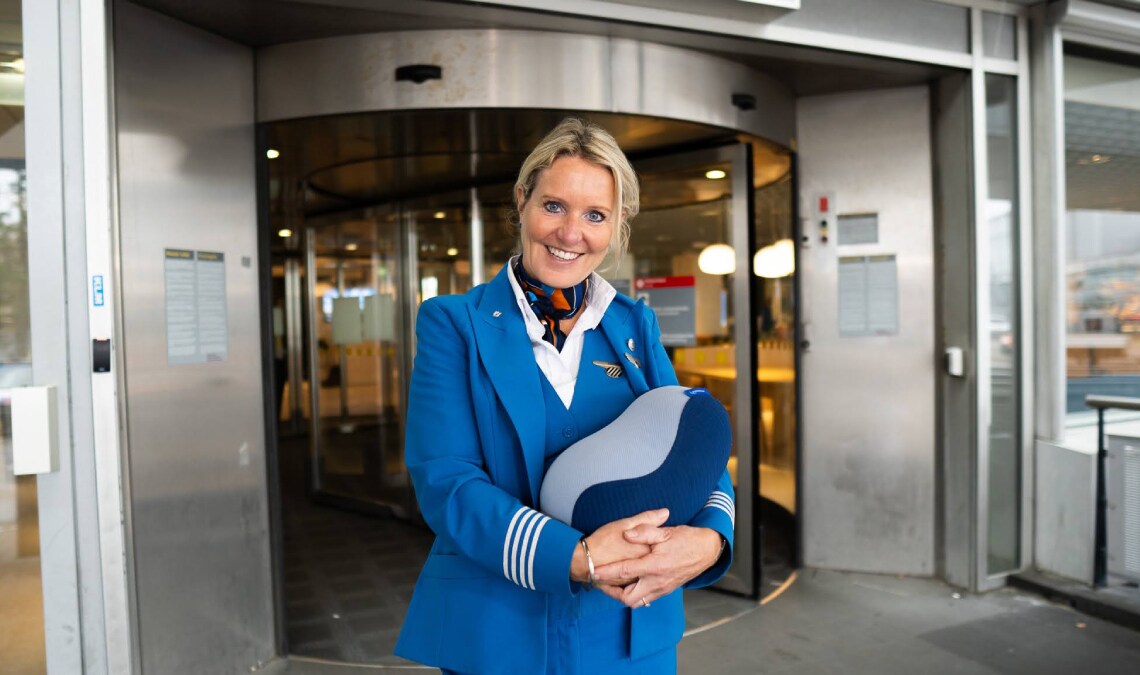 KLM-medewerker met Somnox slaaprobot KLM-medewerkers kunnen voortaan met de Somnox-slaaprobot hun vluchten doen. Foto: Somnox.
