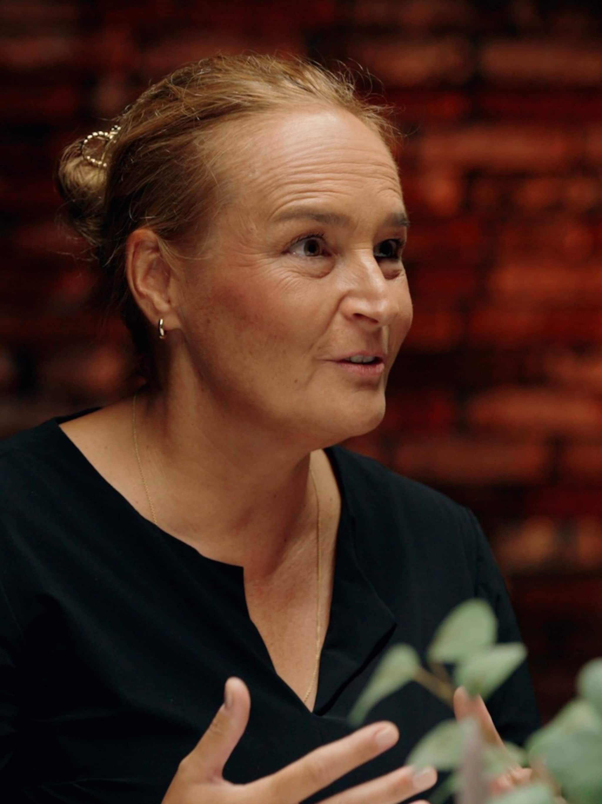 breng ze met elkaar in gesprek