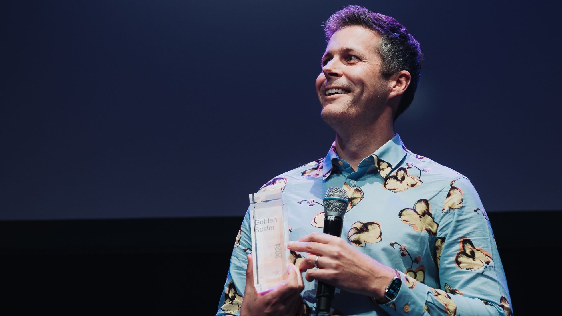 Mews-CEO Matthijs Welle met de Golden Scaler Award. Mews-CEO Matthijs Welle met de Golden Scaler Award. Foto: Alexander Santos Lima