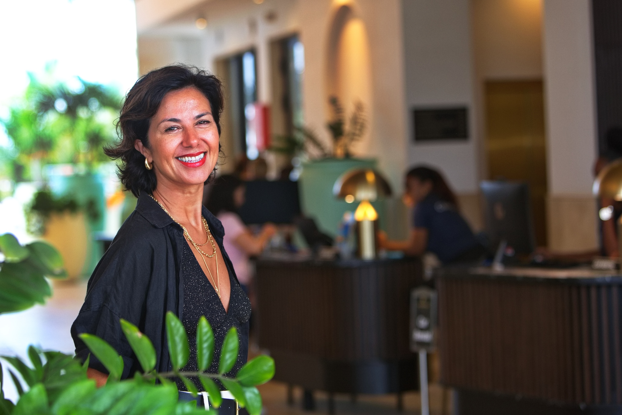 Gunay Uslu, ceo van Corendon in de hotellobby van The Mangrove Beach Resort op Curaçao. Gunay Uslu, ceo van Corendon in de hotellobby van The Mangrove Beach Resort op Curaçao. Foto: AD/Prince Victor.