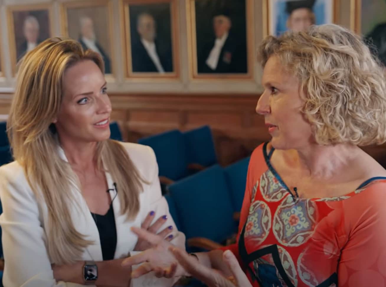 Janka Stoker (rechts) met Anne-Marie Fokkens in Het Glazen Plafond BW