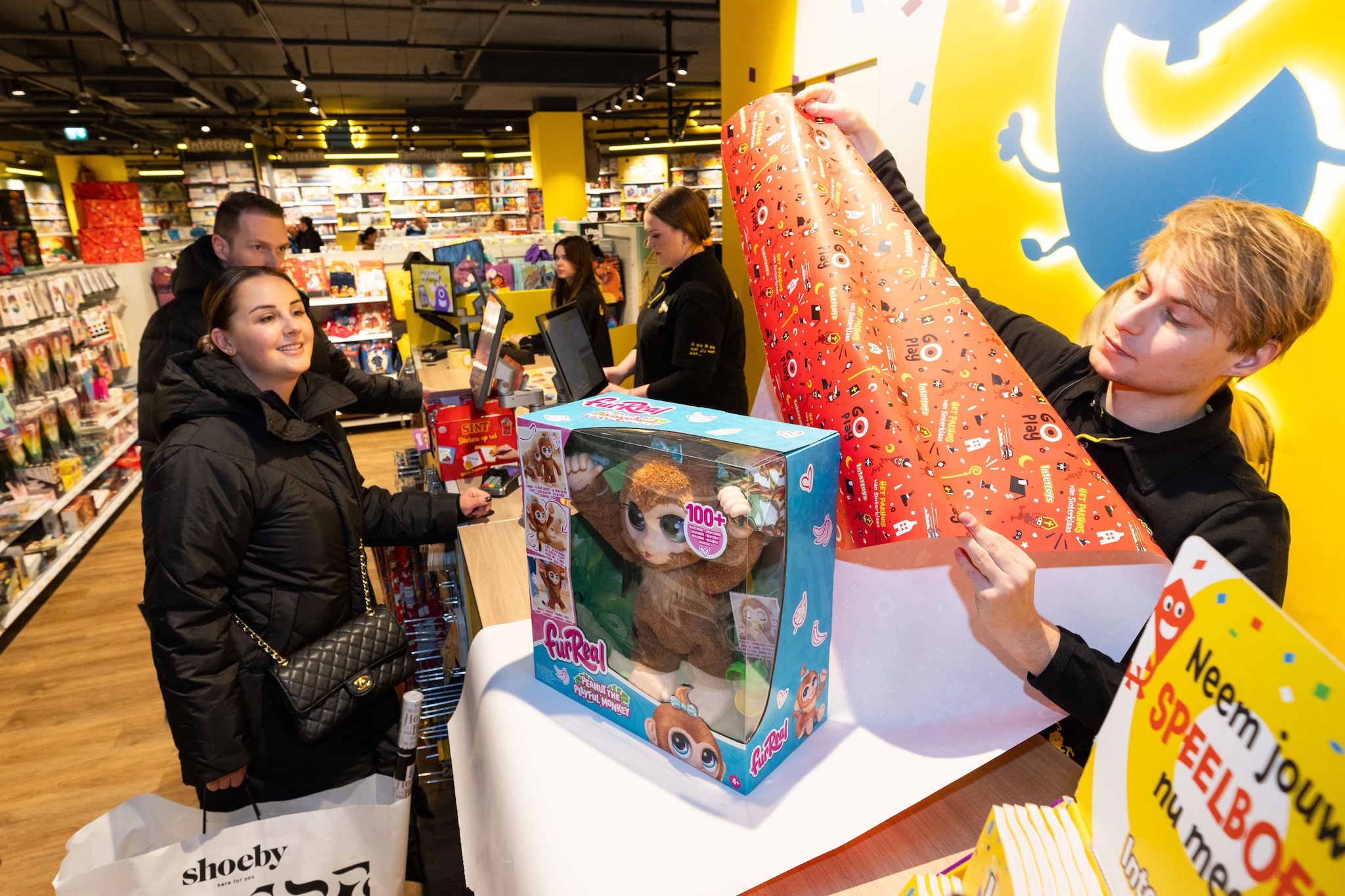 Serie Afgekocht BD - Sintshoppen bij de Intertoys in Den Bosch

Yannick pakt de FurReal voor Fleur en Patrick uit Utrecht in.

BD20241122-0001 Den Bosch Intertoys Sintshoppen, inpakken kado's, drukte, Inpakken maar, bij Intertoys in Den Bosch. Foto: Roel van der Aa.