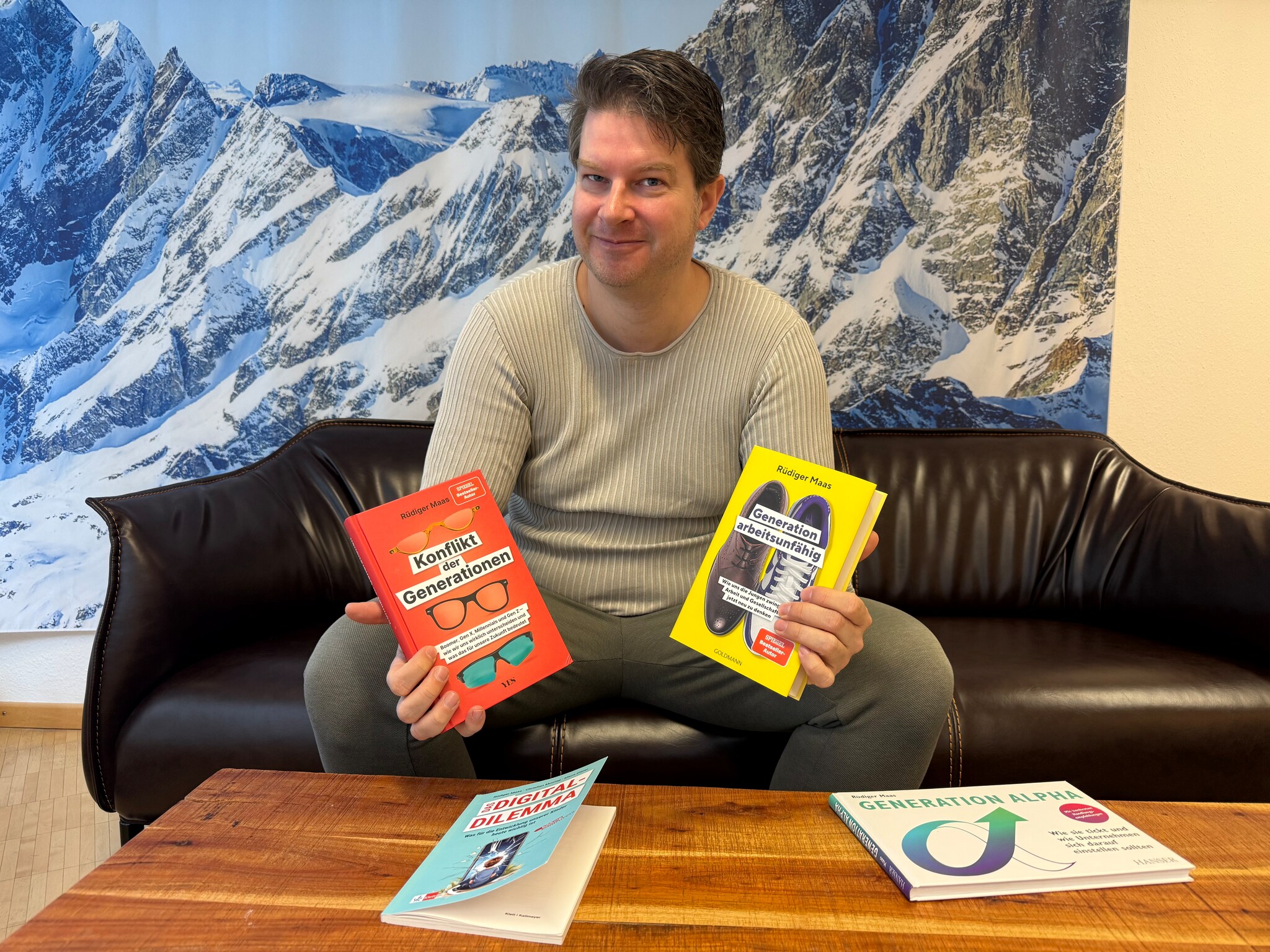 Psycholoog Rüdiger Maas met zijn boeken over generatieverschillen op zijn kantoor in Augsburg (Beieren). Psycholoog Rüdiger Maas met zijn boeken over generatieverschillen op zijn kantoor in Augsburg (Beieren). Foto: Guy Hoeks
