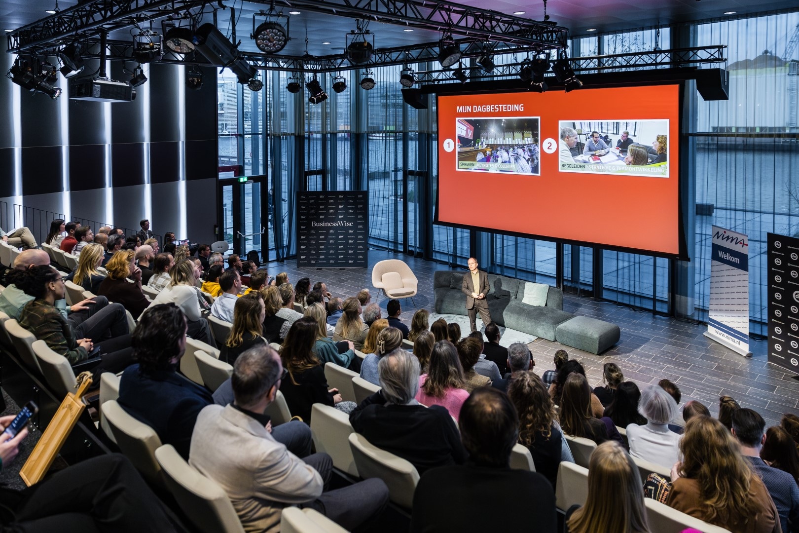 Yousri Mandour (Lobster Company) on stage tijdens het NIMA B2B Xchange event in Mediaveert. “Mijn oproep aan B2B-marketingprofessionals zou zijn: stop de verkokering, probeer samenwerking te zoeken met personen van andere afdelingen binnen je bedrijf, ga de dialoog aan op de manier zoals je ook tegen een 10-jarig neefje zou praten”. Foto: NIMA..