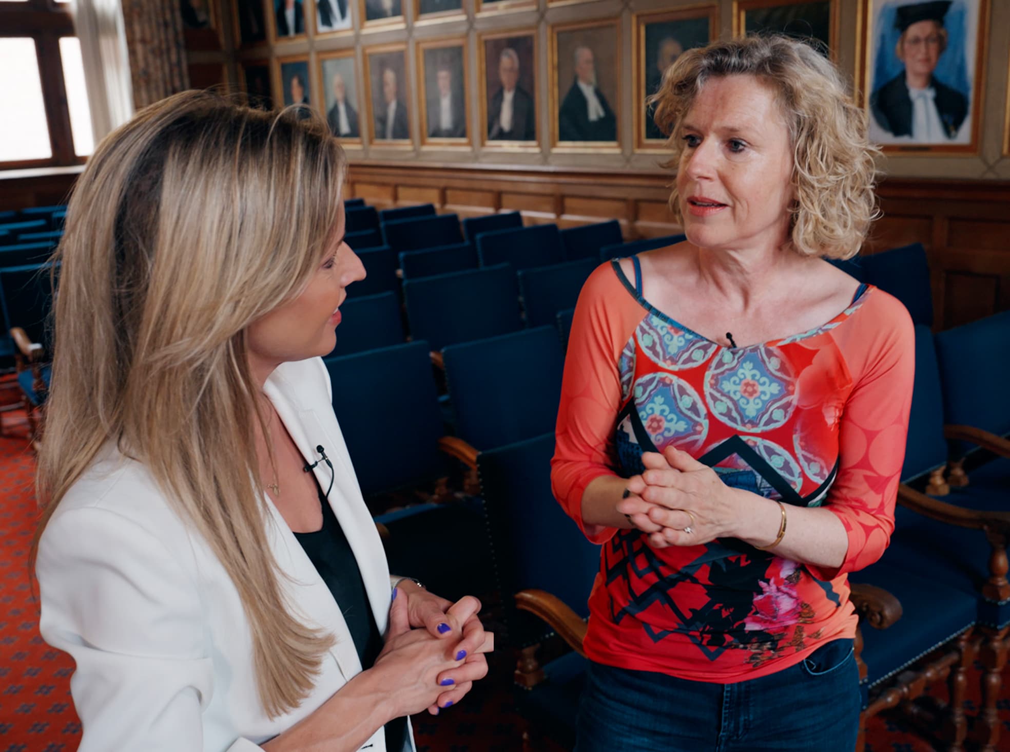 Het Glazen Plafond 6 Anne-Marie Fokkens (links) in Het Glazen Plafond in gesprek met Janka Stoker van de Rijksuniversiteit Groningen.