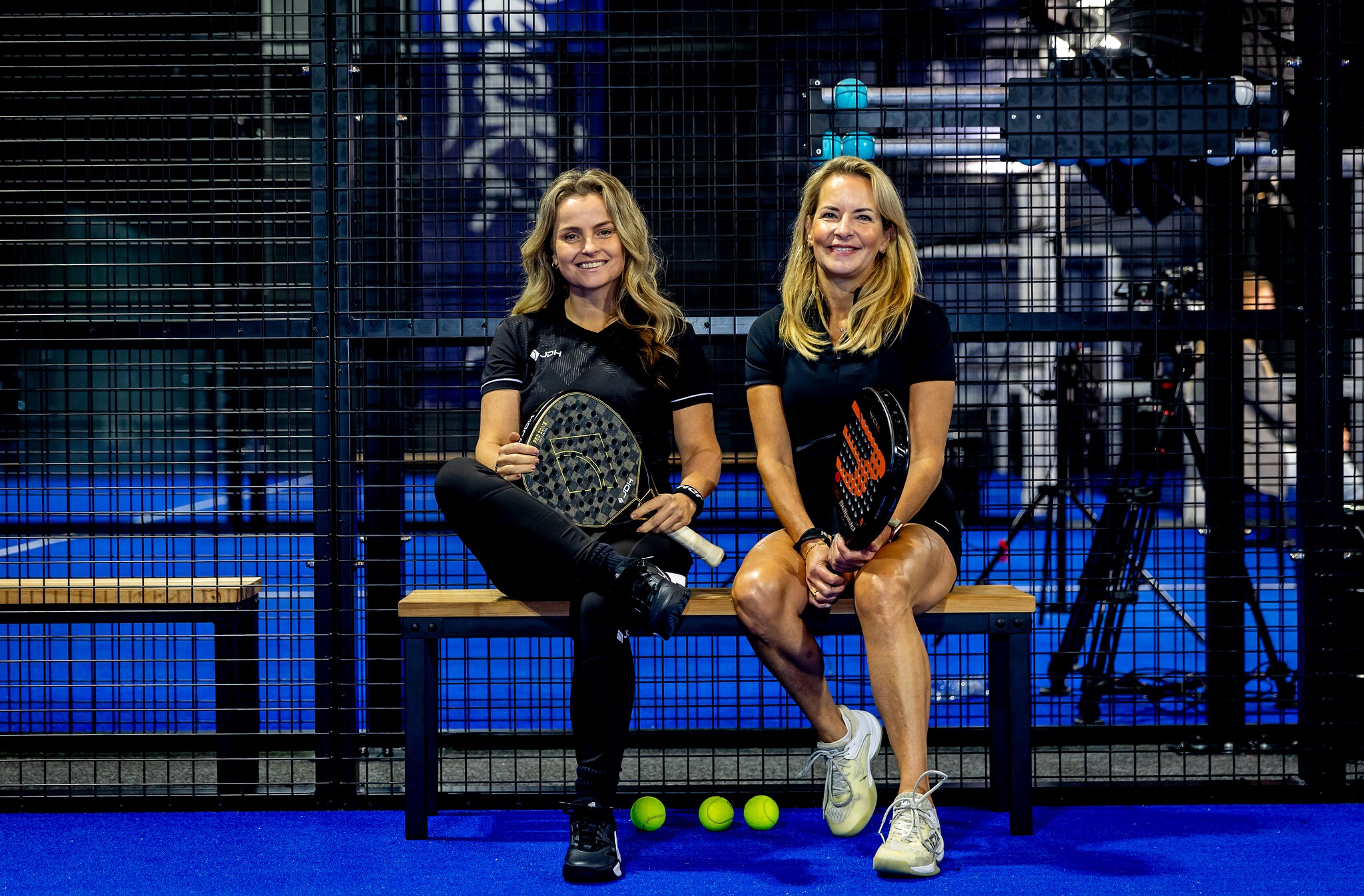 Fatima Moreira de Melo en Nancy Steutel van Exact tijdens de opnames voor de Ondernemer en BusinessWise in Peakz Padel in Den Haag. Foto Bart Hoogveld Bart Hoogveld